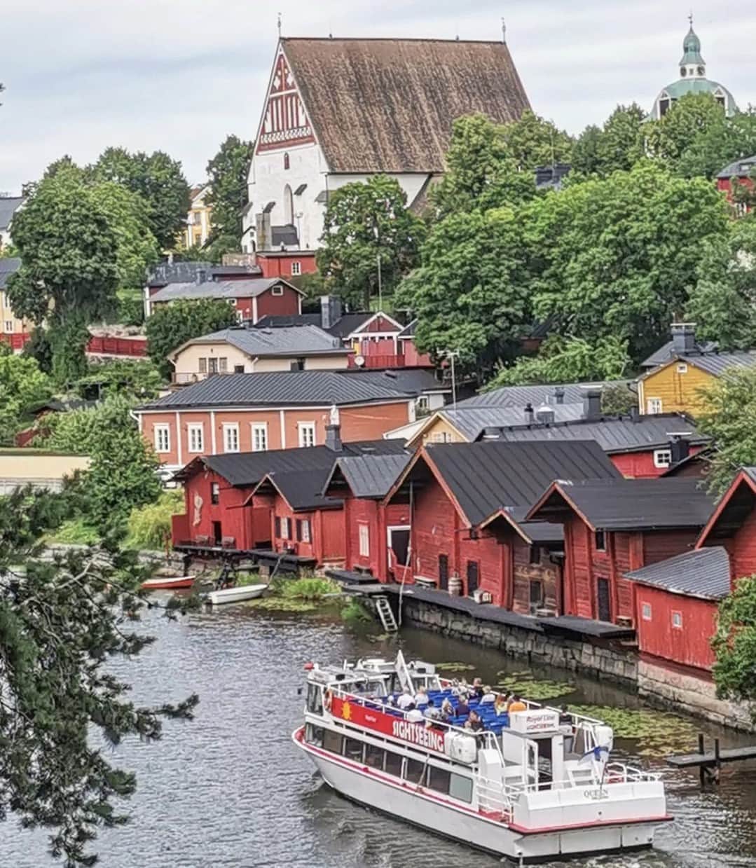 フィンランド政府観光局さんのインスタグラム写真 - (フィンランド政府観光局Instagram)「約800年前に制定されたポルヴォーは、フィンランドで 2 番目に古い街で、木造建築の旧市街、チャーミングなカフェ、赤褐色の川沿いの倉庫などが有名です。ポルヴォーはヘルシンキから東へ約50km、バスで、あるいは夏の間は蒸気船で、簡単にアクセスできます。 ． 📸 @antsvahter Kiitos! 🙏#visitfinland #ourfinland #visitfinlandjp #finland #北欧旅行 #travelgram #フィンランド #フィンランド政府観光局 #北欧 #travel�#instatravel #travel #travelgram #travelling #traveler #旅したくなるフォト #旅行 #旅 #海外旅行 #travelphotography #旅行大好き #旅行好き #旅スタグラム #旅好き #ヨーロッパ旅行 #旅に出たい #トラベル #ポルヴォー #visitfinland」8月3日 19時00分 - visitfinlandjapan