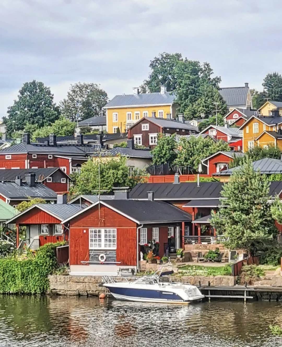 フィンランド政府観光局さんのインスタグラム写真 - (フィンランド政府観光局Instagram)「約800年前に制定されたポルヴォーは、フィンランドで 2 番目に古い街で、木造建築の旧市街、チャーミングなカフェ、赤褐色の川沿いの倉庫などが有名です。ポルヴォーはヘルシンキから東へ約50km、バスで、あるいは夏の間は蒸気船で、簡単にアクセスできます。 ． 📸 @antsvahter Kiitos! 🙏#visitfinland #ourfinland #visitfinlandjp #finland #北欧旅行 #travelgram #フィンランド #フィンランド政府観光局 #北欧 #travel�#instatravel #travel #travelgram #travelling #traveler #旅したくなるフォト #旅行 #旅 #海外旅行 #travelphotography #旅行大好き #旅行好き #旅スタグラム #旅好き #ヨーロッパ旅行 #旅に出たい #トラベル #ポルヴォー #visitfinland」8月3日 19時00分 - visitfinlandjapan