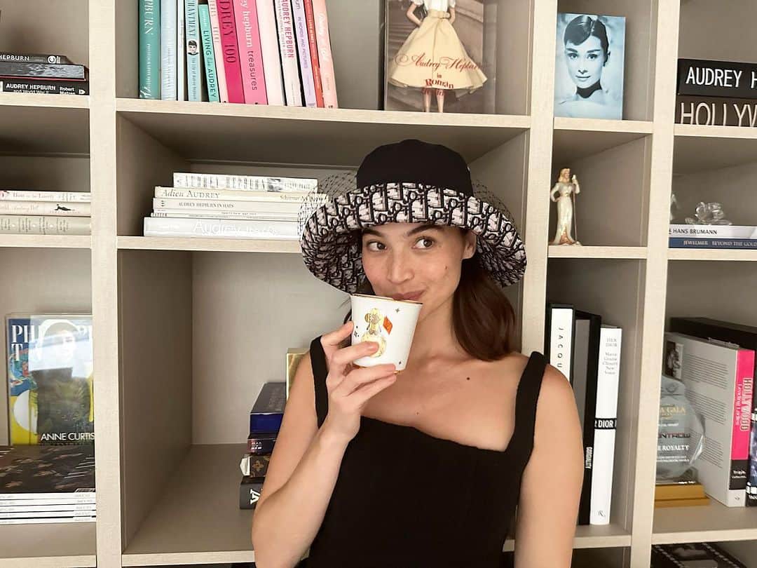 アン・カーティスのインスタグラム：「Recently, I reflected on my journey so far, and I realized how lucky and blessed I am to have constant support and encouragement from my friends, my fans, and of course my family.  I am so so sooooo grateful that I'm living my dream, I have my loving family and the love and support from my fans throughout the years. When you have a solid support system, ang dami mong talagang magagawa.  I find myself even more motivated to go outside my comfort zone challenge myself, and do more to achieve my biggest dreams.」