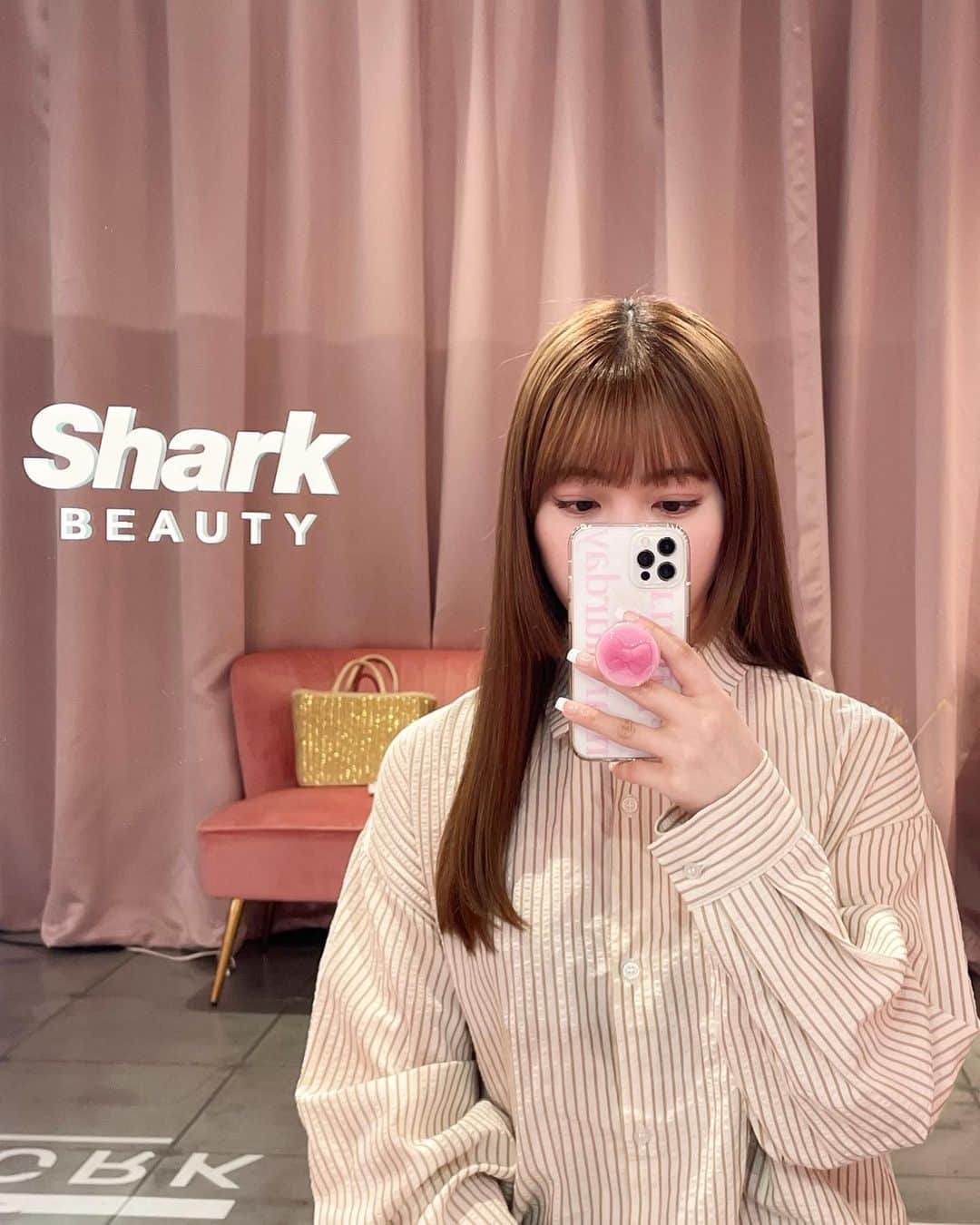 河﨑莉奈のインスタグラム：「日本初上陸のSharkの新作体験会に行ってきました👶🏻🎀🫧  新発売になるShark FlexStyleとにかく感動しました🥺  これ1本で簡単にスタイリングできちゃうのが嬉しい…♡  あとね、アホ毛が気になる自分にとってサラサラスーパーストレートが簡単に作れちゃうのも嬉しかった〜🥹  #Shark_ad #SharkBeauty　 #シャークビューティー　 #シャークドライヤー　 #Shark　 #なりたいワタシを叶えよう  @sharkbeautyjp」
