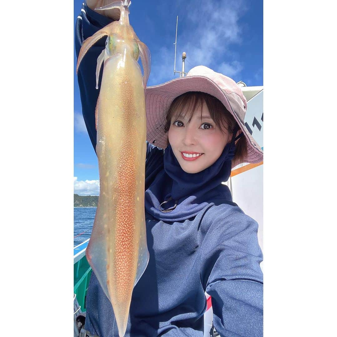 井上直美さんのインスタグラム写真 - (井上直美Instagram)「うっひょー！ 今日は小湊の小沢丸さんからマルイカ釣り♡ おやおや、朝イチから凄い穂先がフルフルするぅー♡しかもサービスタイムがエンドレス！！！もしや良い日に遭遇しちゃったかもと終始ルンルン♡アベレージは小さめだけど、たまに将軍級がお出ましになったりと幸せで涙出ちゃうー。 終わってみれば73杯竿頭でしたー。ちょうど両親がマルイカ食べたがっていたのでいっぱい釣れて良かった♡そして女将さんがプレゼントして下ったプリンが美味しすぎましたー。ありがとうございます。  ♡まだまだ熱いねマルイカ♡  🐟タックルデータ🐟 ロッド♡アルファタックル プロト リール♡テイルウォーク エラン SW VTN73L ライン♡アプロード ソルトマックス GT-R PE 0.8号 リーダー♡アプロード ソルトマックス ショックリーダーモバイル タイプＦ16lb スッテ♡JOKER  サングラス♡宅配のめがねやさん 船♡小湊 小沢丸さん  　#マルイカ　#小湊　#アルファタックル　#JOKER  #サンヨーナイロン　#宅配のめがねやさん」8月3日 19時15分 - naochingyo