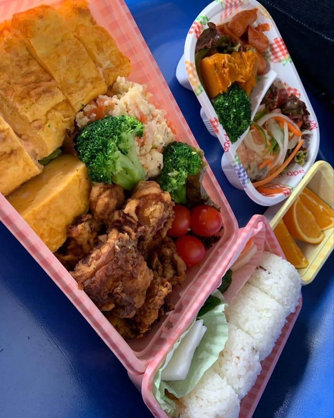 SHUUBIのインスタグラム：「#しゅうび弁当 #おうちごはん #おべんとう #おべんとう記録  #料理 #簡単料理 #40分クッキング   ★甘い玉子焼き ★鶏の唐揚げ ★ポテトサラダ ★ウィンナーとピーマン玉ねぎのケチャップ炒め ★カボチャの煮付け ★鮭の南蛮漬け ★おにぎり 鮭 昆布 明太子 梅 ★オレンジ」