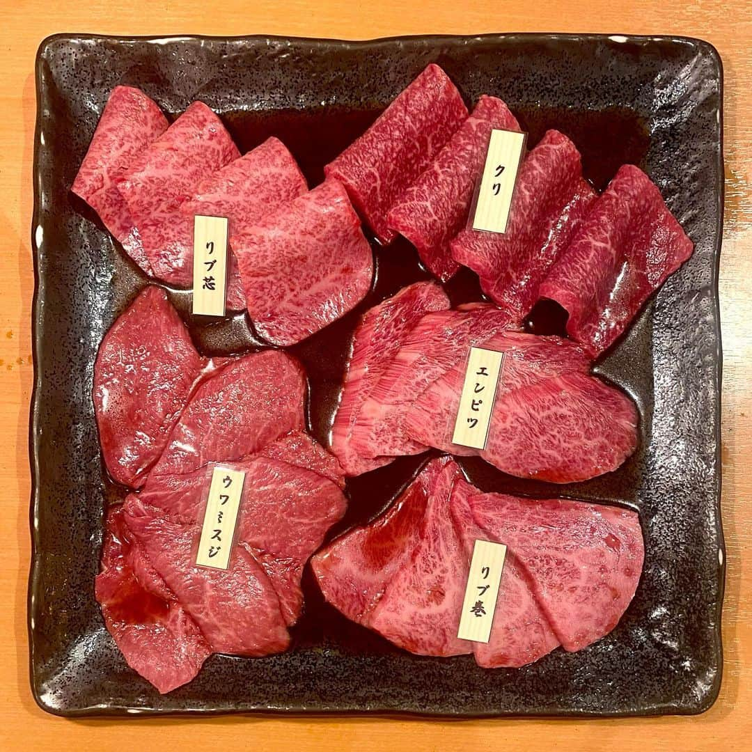 東京肉レポートのインスタグラム：「I can’t live without having great Wagyu yakiniku at “Shimizu” ! You must try this set of high quality Wagyu meat !  愛すべき｢しみず｣の正肉5種盛り！肉レポ的には全タレミックス(味付け全てタレの部位は赤身&霜降りミックス)がオススメです！誰でも頼める裏メニューのネギごはんと一緒に是非！  価格帯：7,000〜12,000円 オススメメニュー：正肉5種盛り全タレミックス、上ハラミ、厚切りタン、ネギごはん  #しみず #不動前 #不動前グルメ #不動前焼肉 #焼肉 #肉 #和牛 #牛 #グルメ #東京肉レポート #肉レポ #shimizu #fudomae #tokyo #tokyogourmet #yakiniku #teppanyaki #wagyu #steak #beef #instafood #food #foodie #barbecue #bbq #tokyo #japanfood #tokyofood #tokyo_wagyu_report」