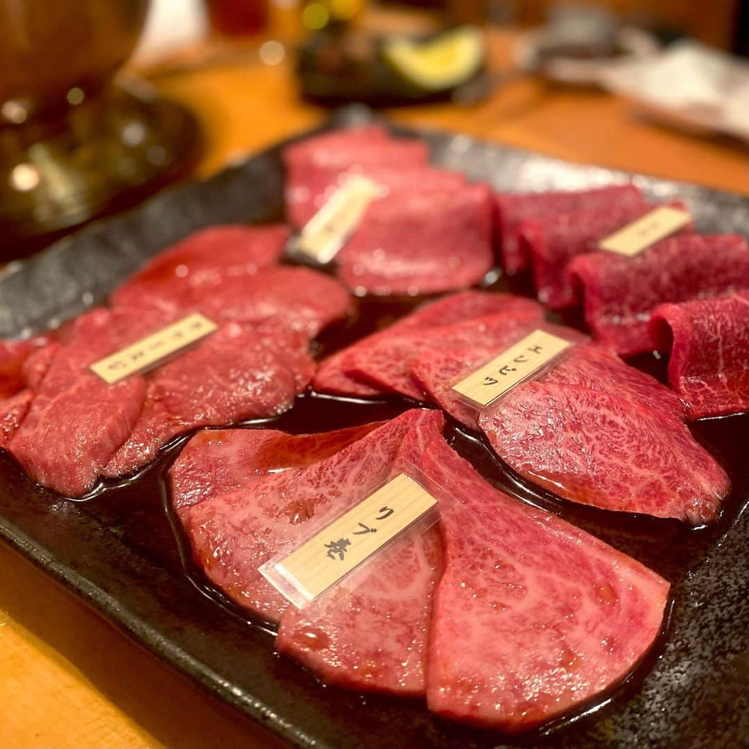 東京肉レポートさんのインスタグラム写真 - (東京肉レポートInstagram)「I can’t live without having great Wagyu yakiniku at “Shimizu” ! You must try this set of high quality Wagyu meat !  愛すべき｢しみず｣の正肉5種盛り！肉レポ的には全タレミックス(味付け全てタレの部位は赤身&霜降りミックス)がオススメです！誰でも頼める裏メニューのネギごはんと一緒に是非！  価格帯：7,000〜12,000円 オススメメニュー：正肉5種盛り全タレミックス、上ハラミ、厚切りタン、ネギごはん  #しみず #不動前 #不動前グルメ #不動前焼肉 #焼肉 #肉 #和牛 #牛 #グルメ #東京肉レポート #肉レポ #shimizu #fudomae #tokyo #tokyogourmet #yakiniku #teppanyaki #wagyu #steak #beef #instafood #food #foodie #barbecue #bbq #tokyo #japanfood #tokyofood #tokyo_wagyu_report」8月3日 19時10分 - tokyo_wagyu_report