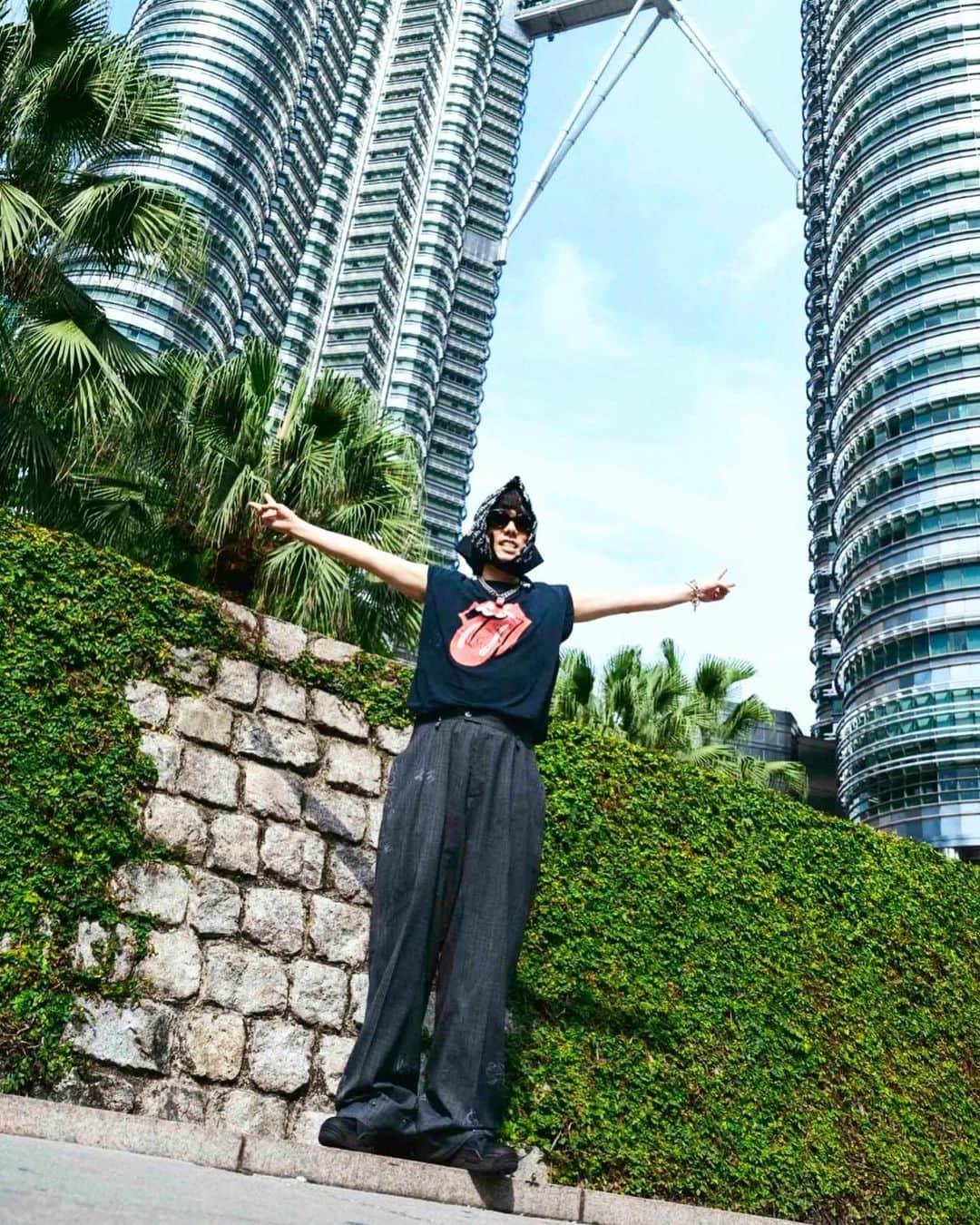 野田洋次郎さんのインスタグラム写真 - (野田洋次郎Instagram)「me & the cat & the bandana Throw Back Asian Tour Kuala Lumpur, Malaysia🌹  #radwimpsasiantour2023  📷　@takeshiyao」8月3日 19時11分 - yoji_noda