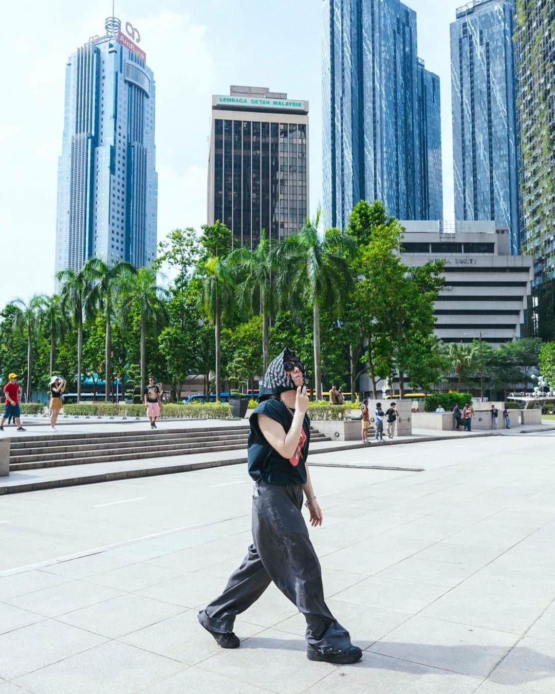 野田洋次郎さんのインスタグラム写真 - (野田洋次郎Instagram)「me & the cat & the bandana Throw Back Asian Tour Kuala Lumpur, Malaysia🌹  #radwimpsasiantour2023  📷　@takeshiyao」8月3日 19時11分 - yoji_noda