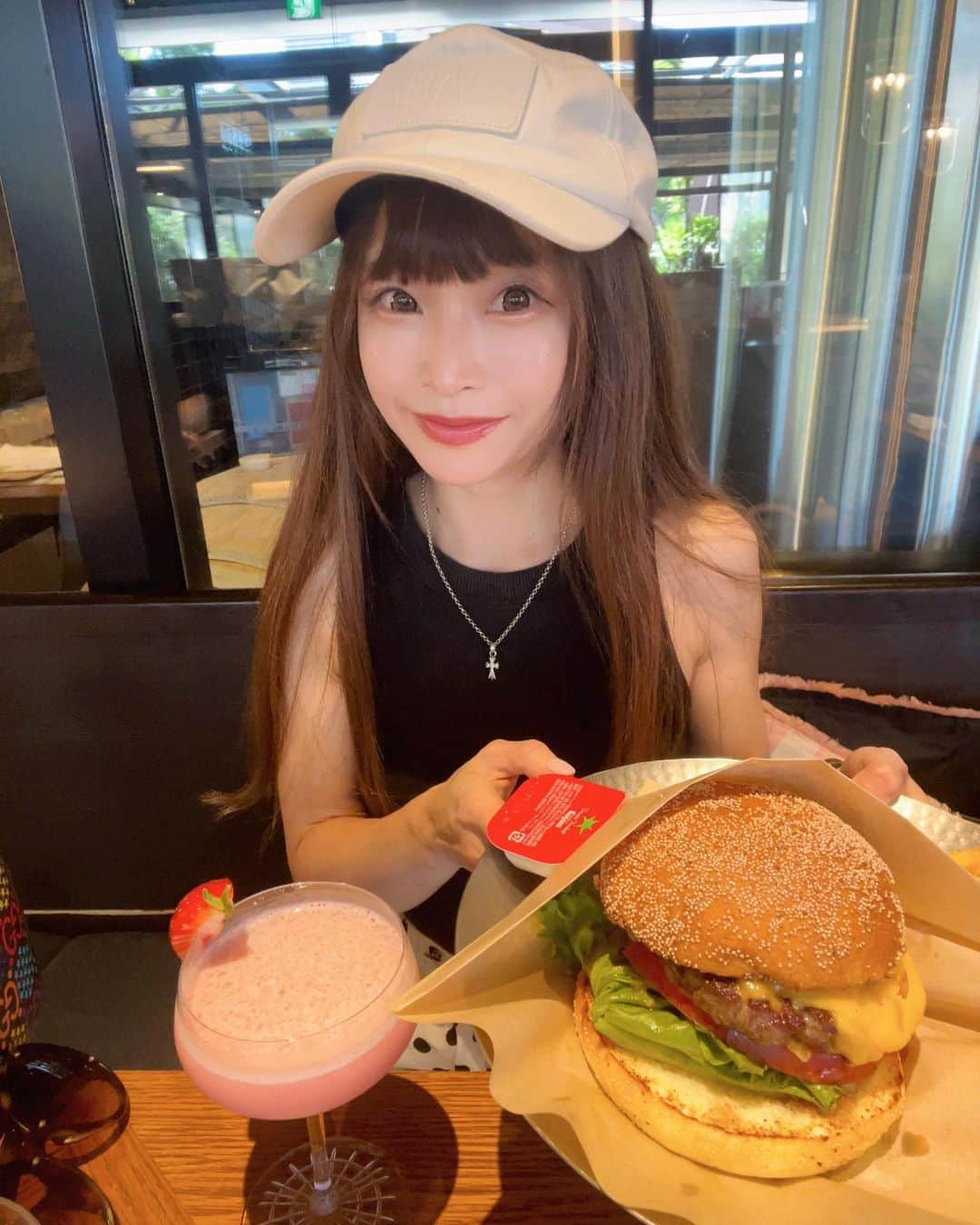 紗々木りんさんのインスタグラム写真 - (紗々木りんInstagram)「🍔🍟🍸🍓  横浜みなとみらい⚓️ 友達が働いてるお店へ🩵  ハンバーガーと🍓カクテル 🍔#ハッピーセット 😋  ※広角カメラで撮影したら ハンバーガーばかデカくなったWWW ちゃんと完食したよ໒꒰ྀི∩˃ ᵕ ˂∩꒱ྀི১🩵🍼  ×××  #横浜 #みなとみらい #横浜グルメ  #みなとみらいグルメ #ハンバーガー  #yokohama #minatomirai #hamburger #キーズパシフィックグリル  #quayspacificgrill #横浜ハンマーヘッド」8月3日 19時11分 - rinn_sh_