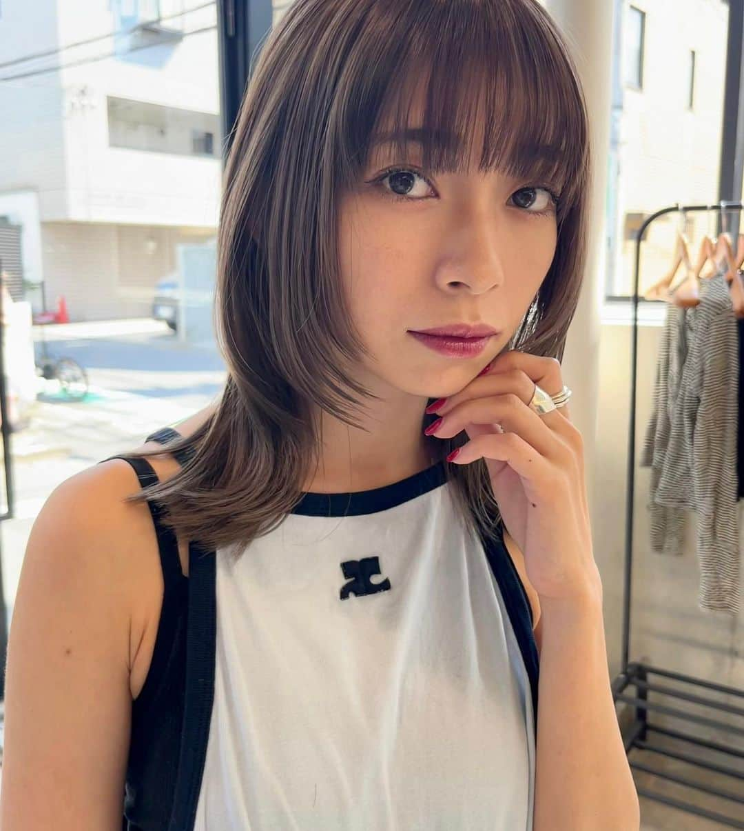 塩川裕美のインスタグラム：「帰省前のヘアメンテ🥱💗 私にしては珍しいベージュ系で落ち着いた雰囲気🌱☁️  . . . #ヘアカラー #ヘアースタイル #ヘアカタログ #ヘアカタ #表参道美容室 #青山美容室 #レイヤーカット #前髪カット#サロモ #サロンモデル #東京美容室 #ベージュカラー #グレージュ #ミルクティーベージュ」