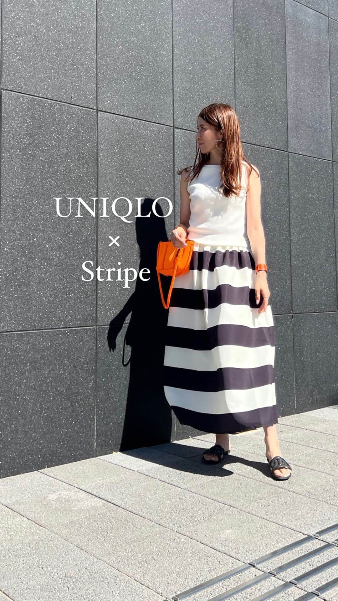 kazumint20のインスタグラム：「white × stripe ＋🍊 　 ノースリーブは首回り開きすぎないのが◎。blackも買いました。 ボーダースカート合わせてちょっと爽やかに🤍  と言いながら汗だく💦  tops @uniqlo  #リブボートネックノースリーブt  skirt @day_and_grade  bag  @stateofescape  shoes @hermes   #coordinate#reelsinstagram#uniqlo#uniqlo購入品#uniqlo2023ss#ユニクロコーデ#ボーダースカート#dayandgrade#夏コーデ#大人カジュアルコーデ#大人カジュアルコーデきれいめコーデ」