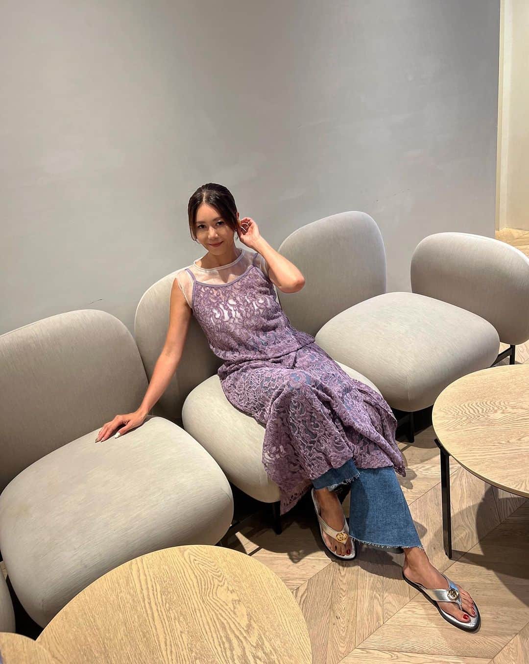 川島幸美のインスタグラム：「一歩外出ると熱気すごいのに、 クーラー効いた室内にいると 身体の芯まで冷えるし🧊 温度調整忙しいね...😅  立体感あるレースキャミは秋の新作だけど 今から着ちゃえます‼︎ 大人な落ち着いたラベンダー好き💜」