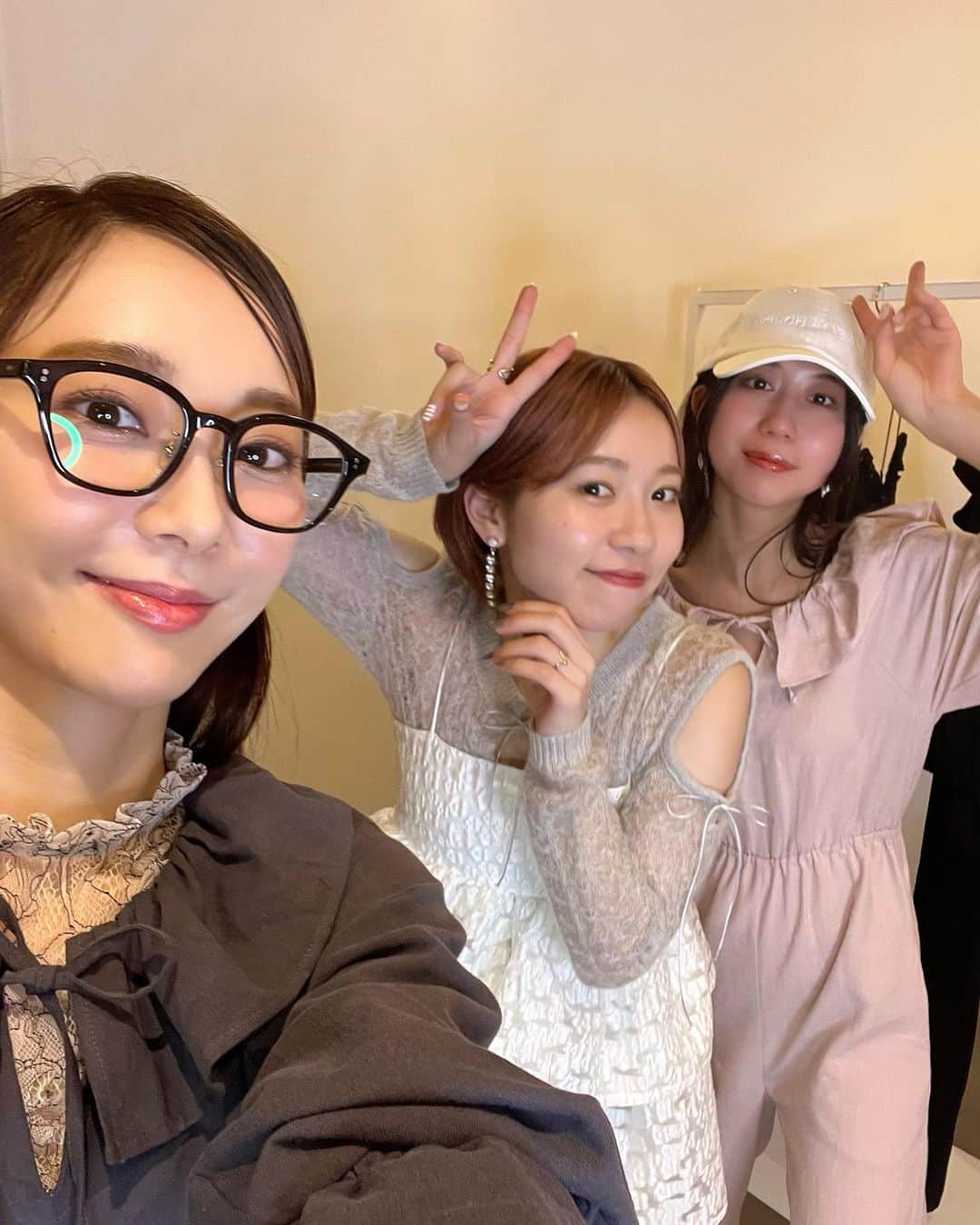 葉月祥子のインスタグラム：「@honeymihoney_official instaliveの時みんなと🤍🤍🤍😊 ⁡ ⁡ HONEY MI HONEY staffのみんな可愛くて優しくて本当大好きなんだ💕 ⁡ ⁡ ⁡ @honeymihoney_style それぞれのコーディネートも素敵なので是非オススメ🥰📸🤍 ⁡ ⁡ 着用全て HONEY MI HONEY #ハニーミーハニー #honeymihoney  #honeymihoneystyle #ファッションブランド #fashion #アパレル #ブランド #コーディネート #instalive #📸🤍」