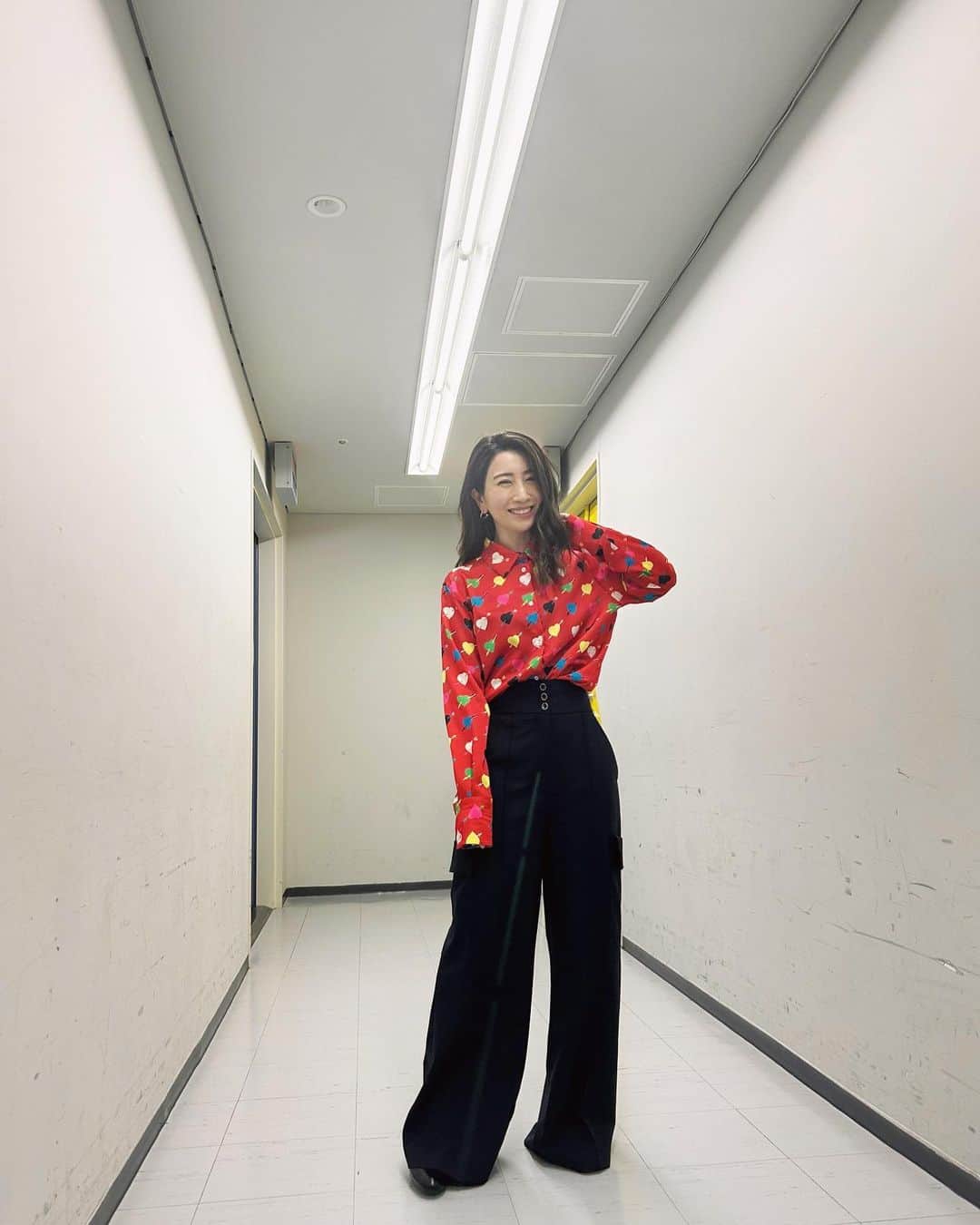 木嶋真優のインスタグラム：「今日もみなさんのおかげで 楽しくお仕事させて頂けました📺しあわせ😌 ありがとうございます。 あ、来年のMAYUフェスの内容リクエスト、 週末にかけて募集します。 なんでもみなさんのリクエスト頂きたいのでストーリー見てください🙌 衣装: @msgm @msgm_tokyo ❤️」