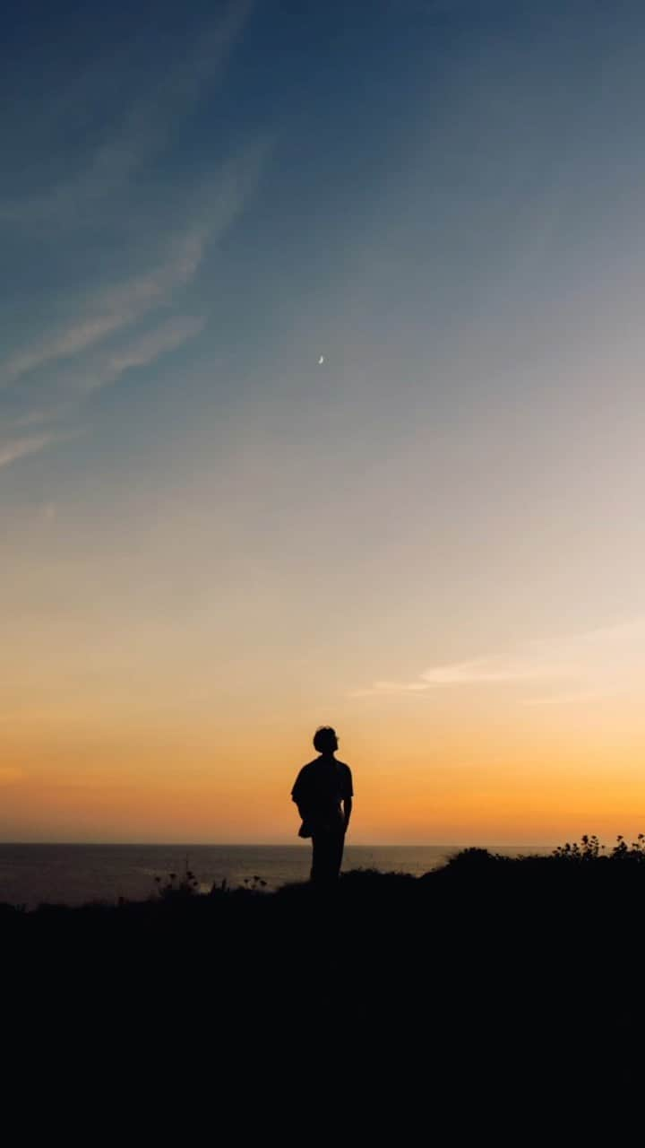 荒眞人のインスタグラム：「夕焼けの撮影はこんな感じで シルエットで撮影すると、 かっこよく撮れますよ。  model : @souta_923camera   撮影のご依頼はDMにて お受けいたします。  ウェディングのご依頼は @arca.wedding   へお願いいたします。  私のオリジナルプリセットは @curbonjp のHP もしくはプロフィールの リンクから ご購入可能です。  ＝＝＝＝＝＝＝  New Lightroom preset release!!  Also, from this time Overseas sales are now possible!  Therefore, living abroad will be available for purchase.  You can buy it from the link in my profile. @arca_0105」