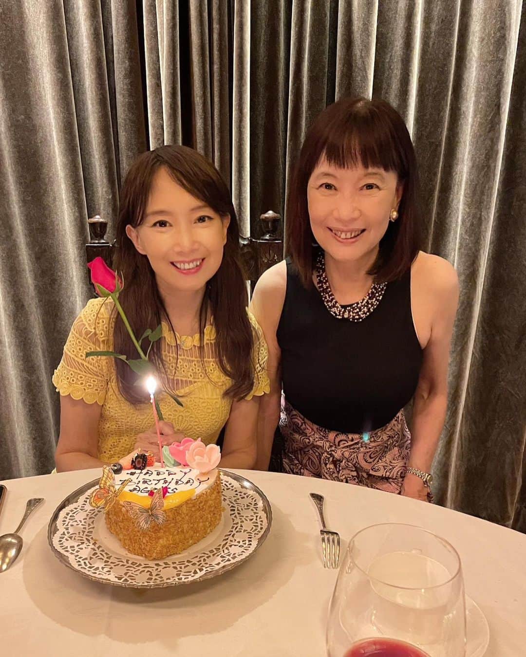 アグネス・チャンのインスタグラム：「My sister celebrated my birthday early two days ago because I need to return to Japan. So happy! We had cake? Wine and she gave me a Pearl pendant on a chain! So grateful. So lucky to have a sister who truly cares about me. Thank you sis❣️❣️❣️」