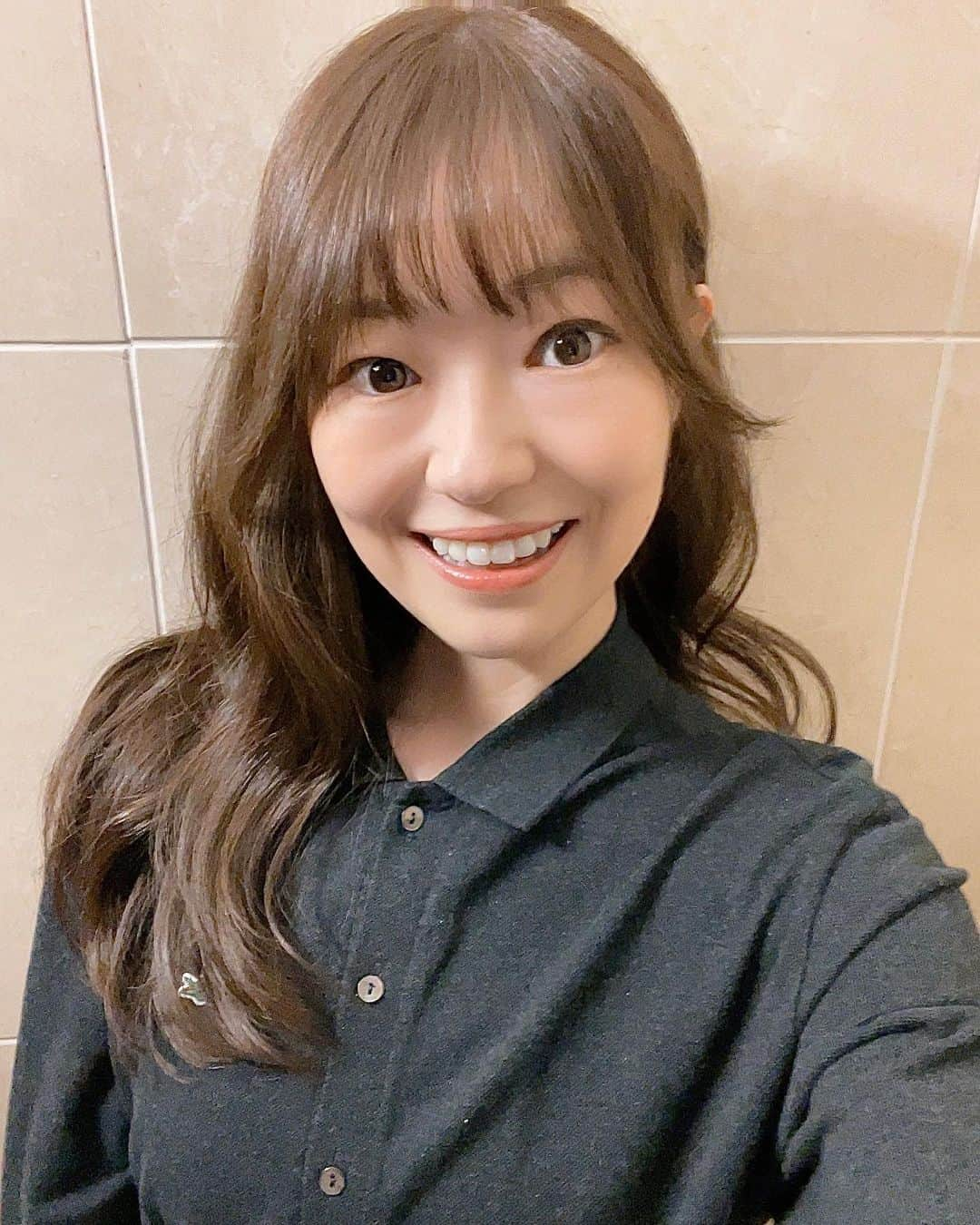 山口真奈のインスタグラム：「カラーと顔周りを中心にカットしてきました✂︎毎日暑くて結んでいることが多いのですが、この日は巻いていただきました！  暑い日もさわやかに（見えるよう）過ごしたいです🫠」