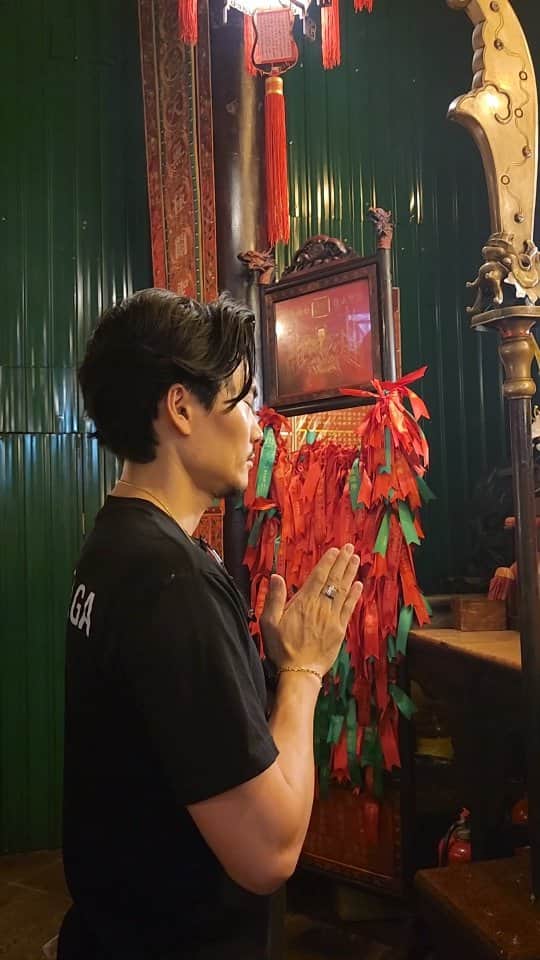 芳賀勇一のインスタグラム：「🙏🙏🙏  #hongkong #temple #pray #love #modeling #actor #香港 #寺 #モデル #俳優」