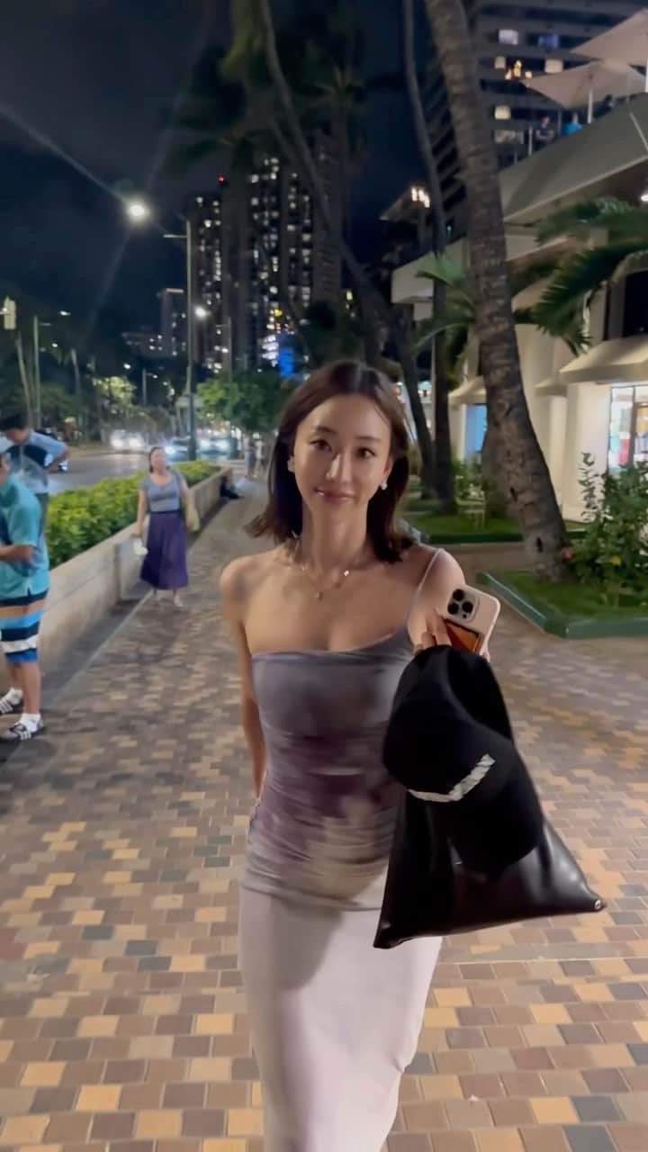 秋倉諒子のインスタグラム：「Hawaiiはサラッとした暑さで 夜はお散歩にちょうどよかった🏝️ 室内はちょっと寒いくらい！ 夜景をどうぞ♡🫶  #hawaii#hawaiilife#hawaiian#ハワイ#ハワイ旅行#ハワイグルメ#ハワイ生活#ワイキキ#ワイキキビーチ#ワイキキビーチウォーク」