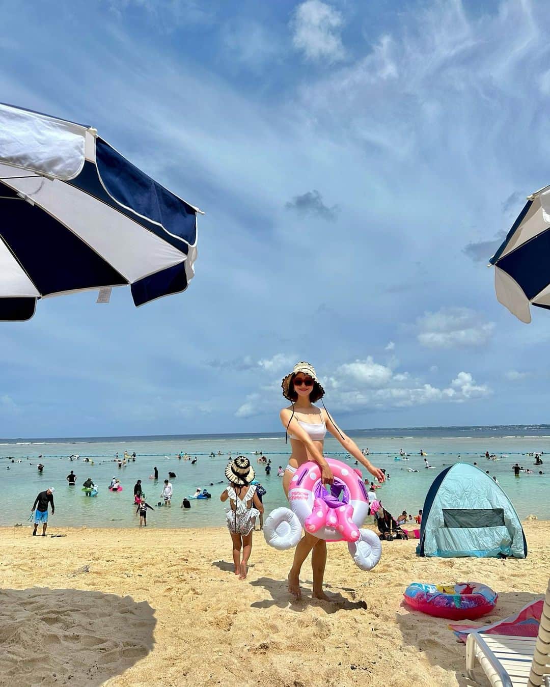 水野佐彩のインスタグラム：「・ 沖縄日記🌺  瀬底ビーチに行きました🏖️ 想定外の長海(長風呂的な)を娘が希望したためw この日の水着の跡が背中にしっかり残ってる🥹👙 瀬底ビーチは中にいるお魚さんが はっきり上から見えるくらい透き通っていて とっても綺麗でした🌊🤍🤍 また必ず瀬底島は行きたいな♡  アイスのじかんという 新しくできたアイス屋さんにも行って そのお店の屋上からの景色が最高に綺麗です🍦✨ 可愛いお店だったな☺️♡ 熱った身体がひんやり癒されました🍦🩵  私の水着は @sisandi.australia  娘は @eva.newyork  お洋服は @choyo_lemonplet_japan  その他もタグつけてあります🏷️🌺  #沖縄 #沖縄旅行 #沖縄グルメ #子連れ沖縄 #瀬底島 #瀬底ビーチ #瀬底島カフェ」