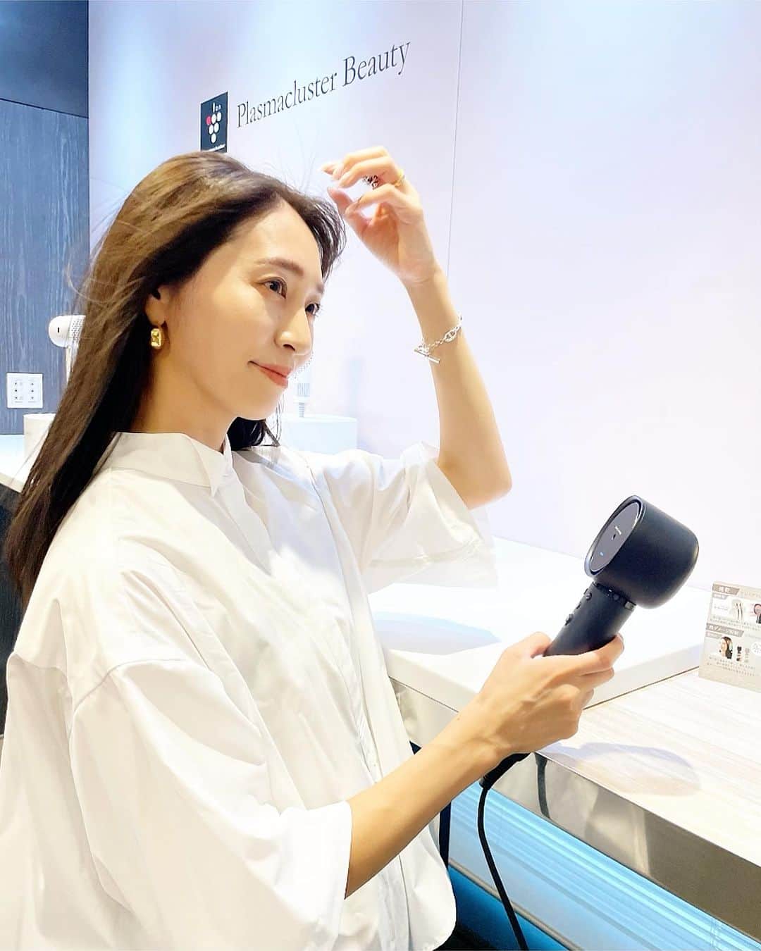鈴木優美 のインスタグラム：「8月24日発売のSHARPプラズマクラスタードライヤーの新商品発表会へ参加してきました✨ #スワイプしてね プラズマクラスターによる、うるおい＆摩擦ダメージケアをはじめ、新開発の「ドレープフローX4」による4ヶ所からの強風で深く広範囲を乾かすことが可能な速乾機能はダメージレスに時短美容が可能ですごい😳🎉 それに加えて、センシングモードの熱ダメージ抑制機能に驚き❣️ 距離センサー＆AIにより、ドライヤーと髪の距離に応じて髪に嬉しい55℃以下をキープしてくれるんです🤯💕 これなら子ども達が自分で髪を乾かす際も安心✨ 少しずつ自分乾かす練習ができますね🙏 片手で持ちやすく、オシャレなデザインでドライヤーというよりもはや美容機器😍 発売が楽しみです✨ . . . . . . . . #SHARP #シャープ #プラズマクラスタードライヤー #ヘアケア #プラズマクラスターって髪にもいいんだって #美容家電 #ドライヤー #時短美容#プラズマクラスタービューティー#PR @plasmacluster_beauty」