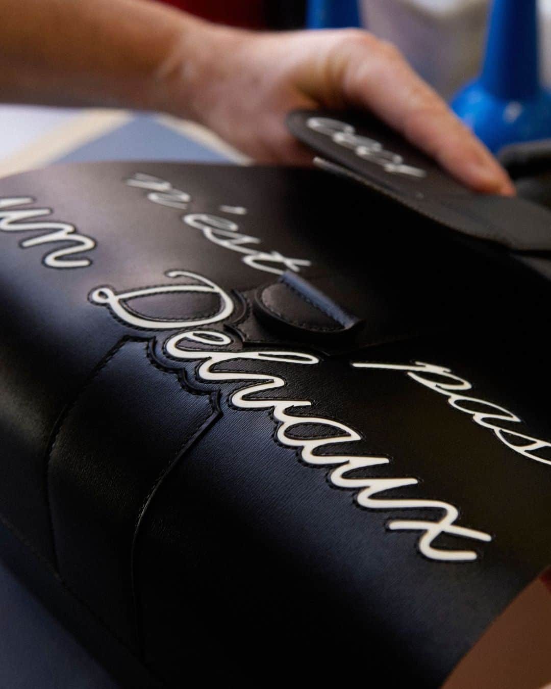 デルボーのインスタグラム：「Surrealist savoir-faire⁣ ⁣ To celebrate the 125th anniversary of Rene Magritte’s birth, Delvaux gives a peek into the making of our Magritte collection inspired by the work of the Belgian Surrealist master. L’Humour features an innovative machine-made 3D bourdon stitch applied directly to Box Calf leather panels. ⁣ ⁣ #Delvaux」