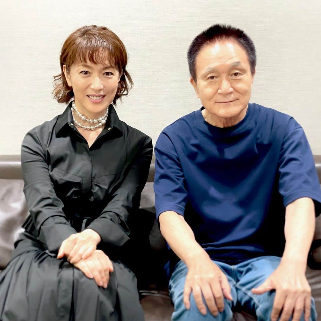 若村麻由美のインスタグラム：「❣️横浜アリーナ『今度こそ、君と‼︎』ライブ後の小田和正さんと🎶  オフコースを歌いながら下校した中学時代のアタシに教えてあげたい♡ 時を超えた今も、奇跡の声に癒され、寄り添ってくれる歌詞に励まされ、感動の素晴らしき世界を体験した✨✨✨  アンコールで歌われた、#この素晴らしき世界 書き下ろし主題歌『what's your message? 』は、アタシにとって、ドラマ完走への応援歌となりました🥰 きっとみなさんの心の応援歌にもなるはず♡ 今夜22時、聴いて、見てね💕  📺 毎週(木)22:00～22:54 『この素晴らしき世界』フジテレビ系  8月3日(木)22:00～22:54 第3話 バラエティ初出演！主婦調子に乗る 無料TVerリアルタイム・見逃し配信中 ▶︎ https://tver.jp/series/sr5sif3esk 第1話 主帰x大女優の二重生活はじまる 第2話 主婦が嘘つきの世界に入っていく！ 公式HP https://www.fujitv.co.jp/subaseka/ 公式Twitter https://twitter.com/subaseka_fujitv 公式Instagram @subaseka_fujitv  主題歌：小田和正『what's your message？』 （ソニーミュージック）  #mayumiwakamura #若村麻由美 #フジテレビ #共同テレビ #木10 #連絡ドラマ  #この素晴らしき世界 #すばせか #主題歌 #書き下ろし  #小田和正 さん #感謝」