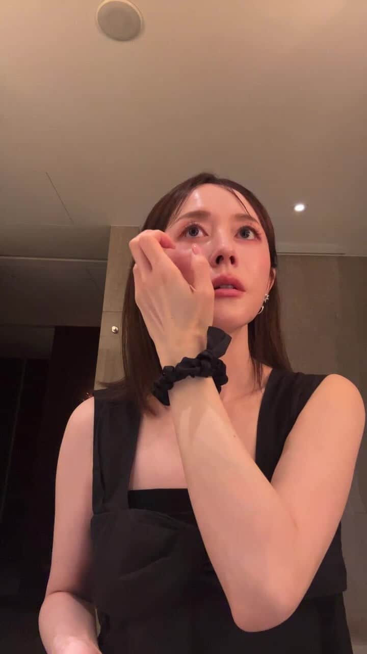 エリーのインスタグラム：「ホテル着いたYO ご飯行ってくるYO」