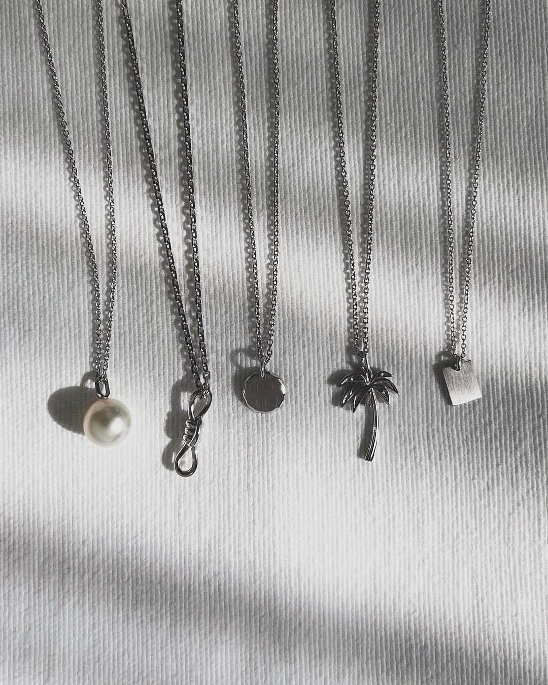 アーカーのインスタグラム：「Discover our necklaces collection at fivethirtypark.com  🌴♾️⚪️🌝✔️  #530park #fivethirtypark #mensjewelry #unisexjewelry #unisex #GenderNeutralJewelry #jewelry #jewellery #finejewelry #ファイブサーティパーク #ユニセックスジュエリー #メンズジュエリー」