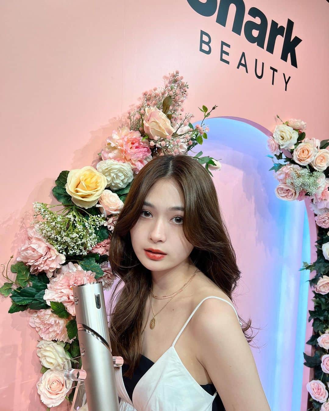 椎名亜美のインスタグラム：「ーーー 日本初上陸のShark BEAUTYの体験会に招待していただきました✨  新発売されるShark FlexStyleを使ってのスタイリングも体験し簡単にスタイリングが出来て、"なりたいワタシ"を見つけられた気がする🩵🩶  #Shark_ad #Sharkbeauty #シャークビューティー #シャークドライヤー #Shark #なりたいワタシを叶えよう ーーー」