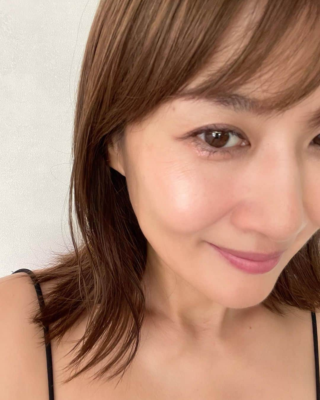 藤崎奈々子さんのインスタグラム写真 - (藤崎奈々子Instagram)「. 私が大好きな @etvos.jp が8月2日に ミネラルクラッシィシャドーを、テクスチャー、発色、スキンケア成分をアップグレードしてリニューアルしたので早速使ってみたよ ・ 1.2.3枚目のメイクはピンクモーブのフレンチフィグ 綺麗にピンクが発色されているし、中に塗る順番の紙も入っているのでメイクが激下手な私でもちゃんとグラデーションできました！  このメイクは、リニューアルした ミネラルロングラッシュマスカラのモーブボルドーと昨年秋に限定色として発売されて4日で完売になった ミネラルシアーマットルージュのプラムピンクを使ってます ・ 8枚目のメイクは、同じクラッシィシャドーのスローベージュ こちらはナチュラルで透明感のある目元に仕上がります ・ 新発売のコスメを使うのって楽しいよね♡ また、色々試してみよう ・ #美容情報 #美容女子　#美容好き #美容ケア #ナナ美容 #アラフォー美容 #アラフィフ美容 #石けんオフメイク #敏感肌コスメ #透明感アップ #アイパレット #くすみケア #マスカラ #まつ毛ケア #リップ #セミマットルージュ」8月3日 19時35分 - nanakofujisaki