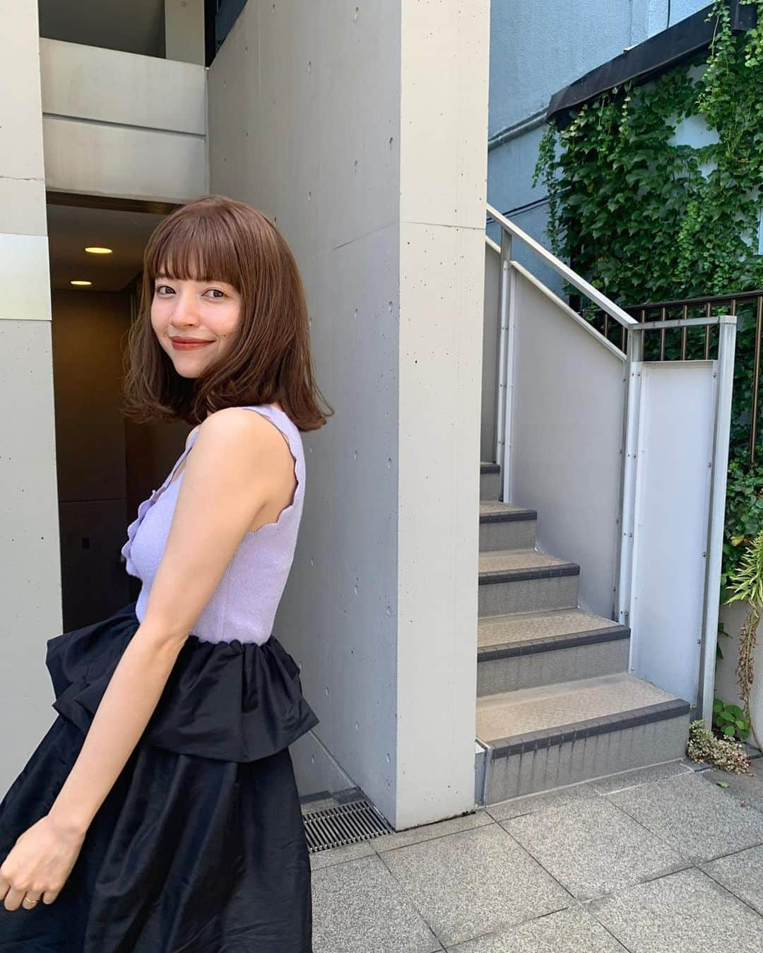 前坂美結さんのインスタグラム写真 - (前坂美結Instagram)「きのうの髪と、洋服と💜🖤　  . ヘアカラーしてもらおうと思ったんだけど、 今のカラーがお気に入りすぎて、根本のみカラーするリタッチにしてもらった🥹♡ @milanomaesaka  いつも抜けても良い色で本当助かるわ…   . コーデは #tops @searoomlynn_official  #skirt @amomma_official  #bag #手編み　 #shoes @fabiorusconi_japan   最後の写真は @tarajarmon_jp 💘🇫🇷また載せる♡   . #ヘアカラー　 #夏コーデ  #お気に入り更新」8月3日 19時39分 - miyumaesaka