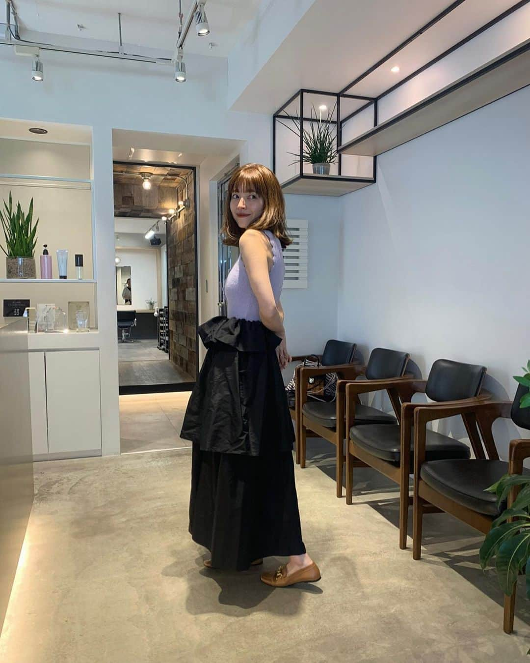 前坂美結さんのインスタグラム写真 - (前坂美結Instagram)「きのうの髪と、洋服と💜🖤　  . ヘアカラーしてもらおうと思ったんだけど、 今のカラーがお気に入りすぎて、根本のみカラーするリタッチにしてもらった🥹♡ @milanomaesaka  いつも抜けても良い色で本当助かるわ…   . コーデは #tops @searoomlynn_official  #skirt @amomma_official  #bag #手編み　 #shoes @fabiorusconi_japan   最後の写真は @tarajarmon_jp 💘🇫🇷また載せる♡   . #ヘアカラー　 #夏コーデ  #お気に入り更新」8月3日 19時39分 - miyumaesaka