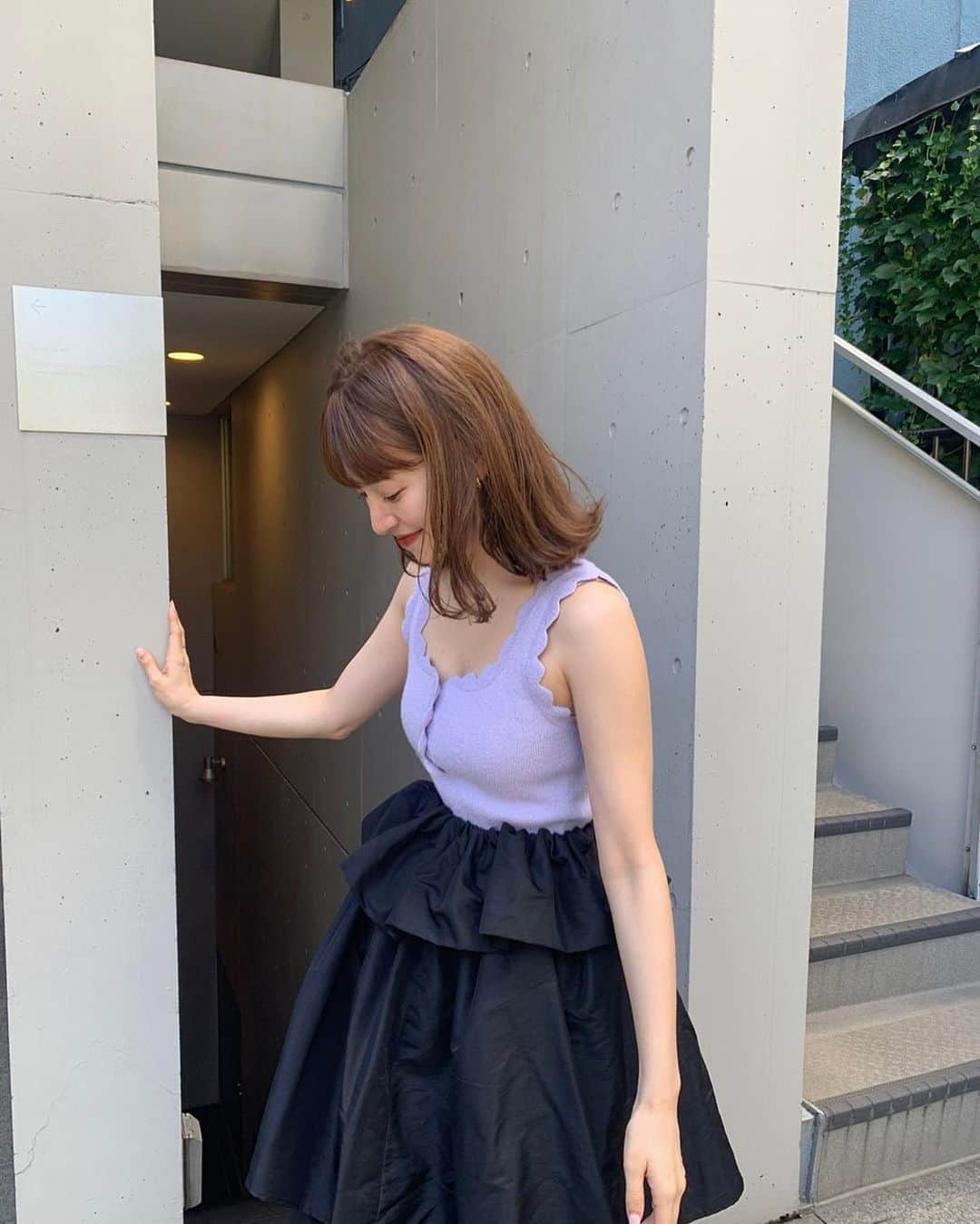 前坂美結さんのインスタグラム写真 - (前坂美結Instagram)「きのうの髪と、洋服と💜🖤　  . ヘアカラーしてもらおうと思ったんだけど、 今のカラーがお気に入りすぎて、根本のみカラーするリタッチにしてもらった🥹♡ @milanomaesaka  いつも抜けても良い色で本当助かるわ…   . コーデは #tops @searoomlynn_official  #skirt @amomma_official  #bag #手編み　 #shoes @fabiorusconi_japan   最後の写真は @tarajarmon_jp 💘🇫🇷また載せる♡   . #ヘアカラー　 #夏コーデ  #お気に入り更新」8月3日 19時39分 - miyumaesaka