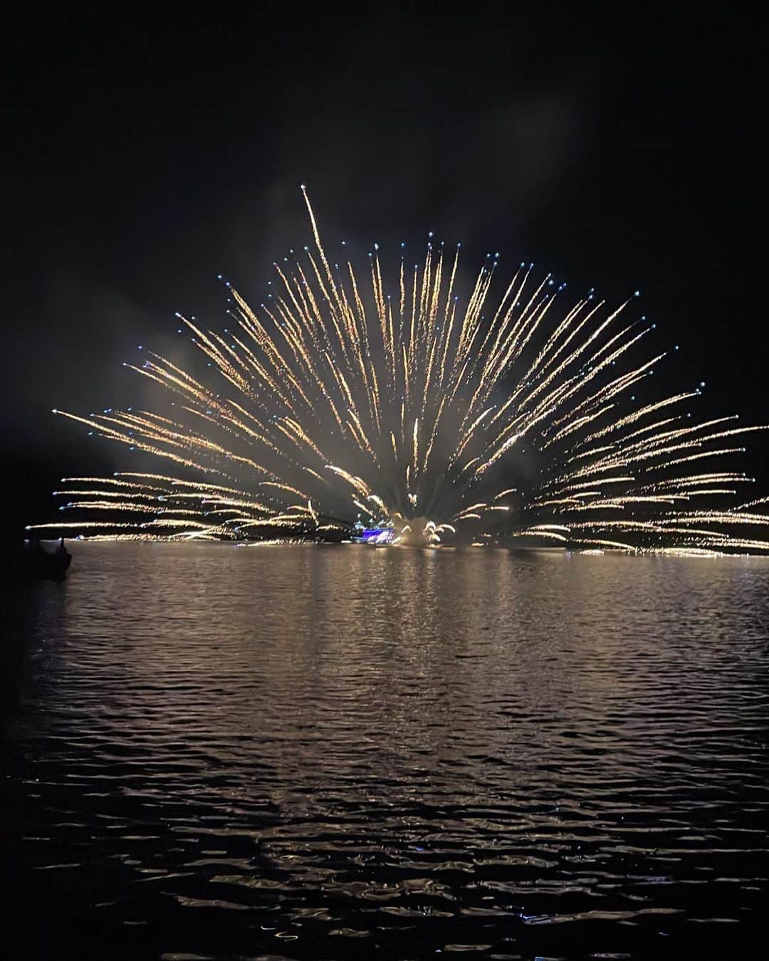 沢瀉美緒さんのインスタグラム写真 - (沢瀉美緒Instagram)「※ Fireworks 🎆 . 今年も元箱根の花火を見ることができました。 . この日は箱根神社の例大祭にちなんだ 花火だったようですが、この時期は 1週間の花火ウィーク✨ . 湖面に大きく広がる花火は 都会で見るそれとはまた違った雰囲気があります🥰 . . #元箱根 #花火 #fireworks #箱根神社例大祭花火大会」8月3日 19時50分 - mio_omodaka