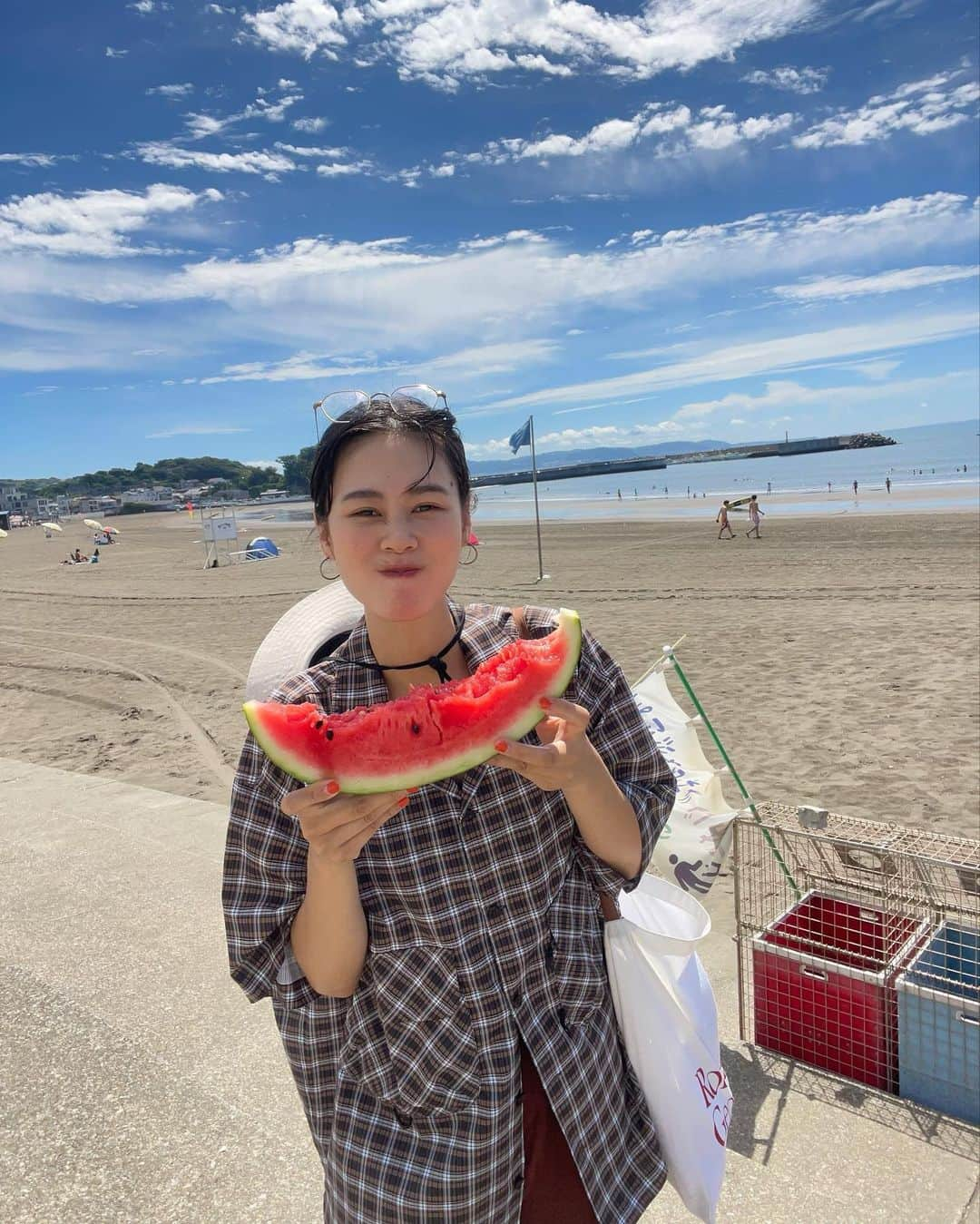 田中シェンのインスタグラム：「切りたて生スイカっ🍉  shirts @daiwapier39_official  Pants @stevenalan  Hat @muji_global  Shoes @clarksoriginals  Bag @romanticgeography  Glasses @kearny_eyewear  Sunglasses @rayban  江ノ島に向かう乗り換えで、藤沢のスーパーに スイカがあるのがチラリと右目端っこに 見えちまい、そのまま海岸に連れていきました🍉  #江ノ島海岸  ------------------------- 海に入るか迷ったけど、 スイカを食べて波側で遊びました🌊 平日午前は人が少なくて良い。 スイカ割るのも良い🍉  ------------------------- @tobiccho  #しらす問屋とびっちょ   しらす屋さんが軒並みずらーっと並んで 迷いに迷ったけど、一番近くにあったこちらへ💁🏻‍♀️ 生しらすより釜揚げ派なのですが、 まじ、うーーーーーまい！撃たれました。 新鮮なのかなぁ、混ぜ飯に目がないのも効いてか Google map のピンをお気に入りにしました📍  ------------------------- @enoshimacafemaru  #カフェーマル   最終目的地、水族館に向かう前に暑さでボーっと した頭を覚ますべく、こちらでコーヒーフロートを いただきました。渋めのコーヒーで 目が覚めて元気なった！店内が「耳をすませば」 のバロンのいるカフェみたいだった🐈 -------------------------  #新江ノ島水族館🐬  この猛暑を涼しく楽しくすごすには、、、 と考えた結果、そうだ見た目にも涼しい水族館 にいけばいいじゃーん！ということで本日のメインへ。 イルカ🐬よりもあざらし🦭よりもサメ🦈 よりも、わたしはペンギン先生が好きです🐧 エイの腹をみて、クラゲ🪼に癒されたら 帰る元気も湧きました。ただ、激混み！ -------------------------  Since Tokyo is burning hot right now 🥵 What about a little cooling down rest in aquarium. If ur happend to be near #enoshimaisland  It’s only 10min away from the near by station 🚉  My recommendation will be penguins 🐧 some  Home penguins here are very characteristic, fun,  And playful. I very much enjoyed their talk with little  Kids ( my imaginary conversation 🤔) and #shirasudon  Gotta try them once!  ------------------------- #江ノ島グルメ #江ノ島カフェ #江ノ島観光  #江ノ島水族館 #江ノ島神社 #江ノ島食べ歩き  #江ノ電の旅 #江ノ電ぶらり旅 #鎌倉食べ歩き #スイカ🍉 #スイカ割り🍉 #日帰り旅行🚗  #夏休みの計画 #江ノ島海岸 #メガネ女子👓  #daiwapier39 #しらす丼定食  #チェックシャツコーデ #일본여행🇯🇵  #여행일기✈️ #푸드스타그램🍴  #카페스타그램☕🍨🍰 #每日穿搭分享  #日系穿搭 #日本旅行✈️」