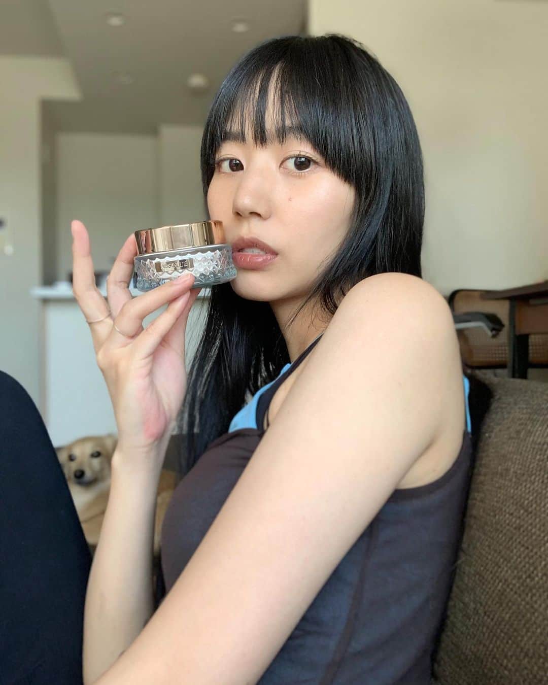 Shiho Sasakiのインスタグラム：「ランコムの最高峰のプレミアムスキンケアライン「アプソリュ」シリーズから 新感覚のスキンケアパウダーが8/11(金)より 発売されます💎  スキンケアパウダーとは…！？ と疑問だったんだけど、付けてみて納得。 パウダーの中にはアプソリュ スキンケアの成分が30%も配合されているだけあって 潤いが閉じ込められている感覚が肌で感じられました。 パウダー特有のパサパサ感が苦手って方にもおすすめしたい⭕️  肝心の仕上がりも、きめ細やかでシルクみたいな質感にしてくれる👏🏻 パウダーをのせたときの冷んやりとした感覚も、今の季節にぴったりで好きだな♡  私的にはランコムのコスメって 使用感に加えて、 ラグジュアリーで特別感のあるパッケージも メイクのモチベーションを上げてくれる愛すべきポイントな気がします♡  #ランコム #アプソリュ #玉肌パウダー #lancomemakeup #PR」