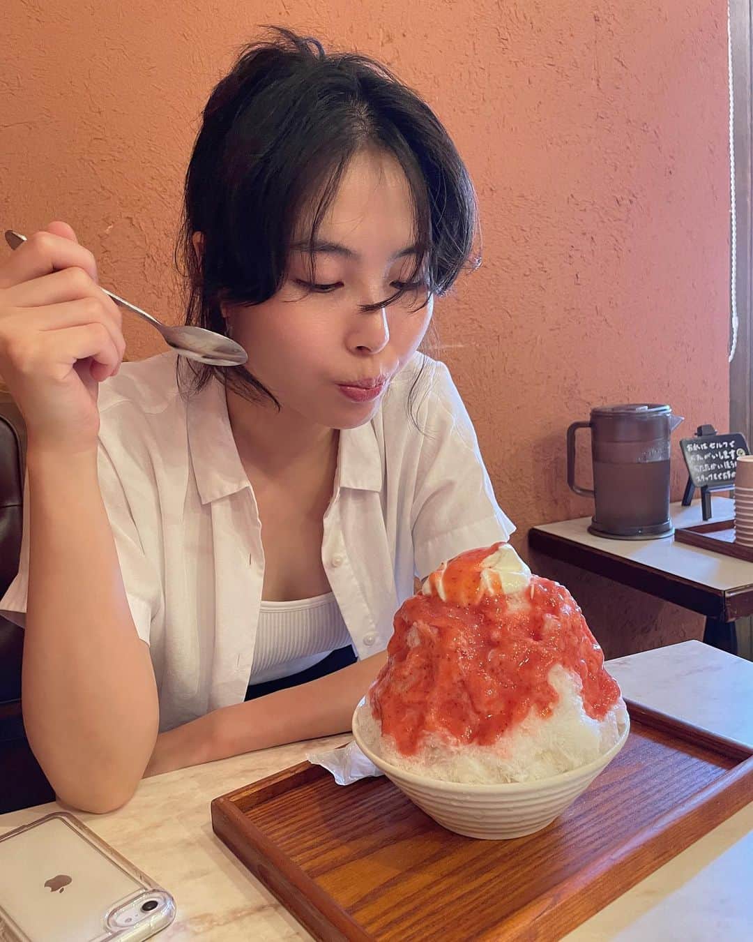 松崎夕のインスタグラム：「🍧  かき氷食べると咳止まらなくなる😷  #かき氷」