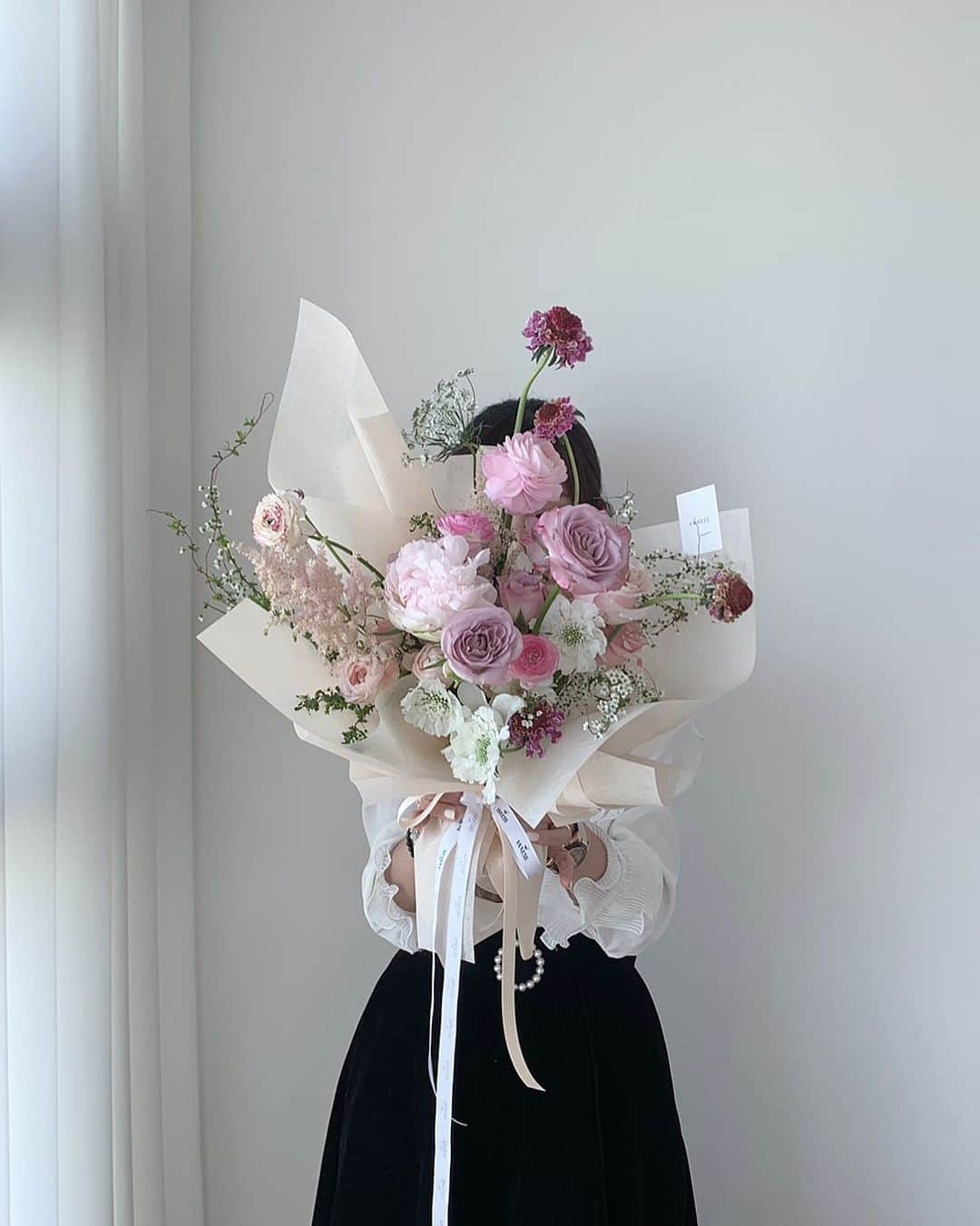 플로리스트 이주연 florist Lee Ju Yeonのインスタグラム：「. . 🤍 . 바네스플라워 VANESS FLOWER . Katalk ID vaness52 E-mail vanessflower@naver.com . Paypal payment possible . 서울시 중구 청파로464 브라운스톤서울 101동2806호 📞02-545-6813」