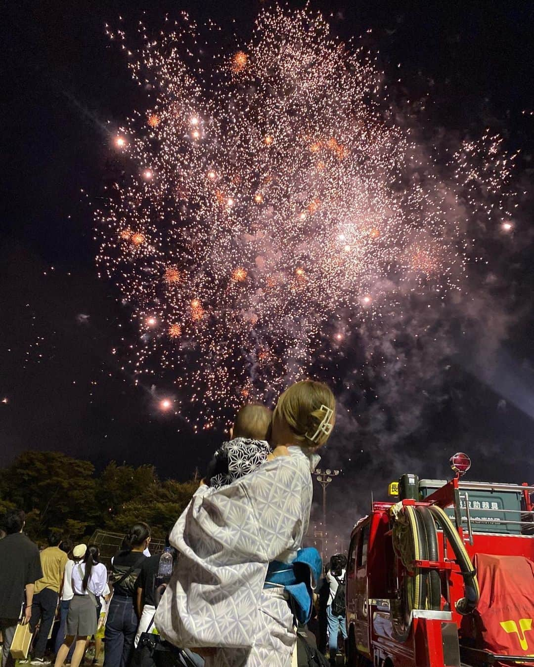  如月 みうさんのインスタグラム写真 - ( 如月 みうInstagram)「去年はお腹の中で一緒にみたね🎆 今年はこうして抱っこして一緒に花火がみられたこと 心から感謝の気持ちでいっぱい😢 決して当たり前じゃないね☺️ 初めての花火、興味津々の一水くんでした🥹」8月3日 19時46分 - miu_k123