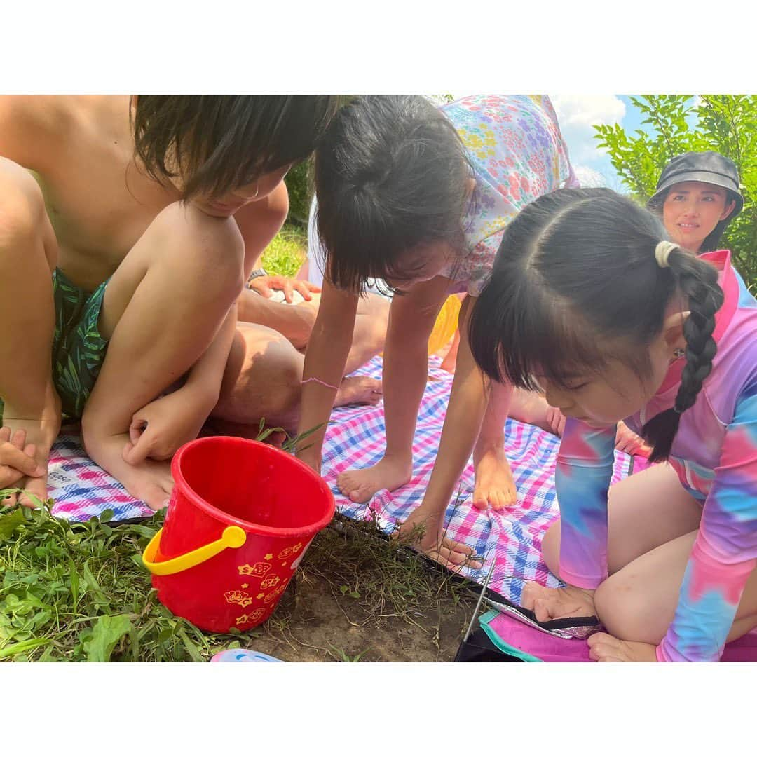 望月みささんのインスタグラム写真 - (望月みさInstagram)「友達家族と川遊び🍀 友達家族の行きつけの川に連れてってもらったよ😆 やっぱり自然の遊びって最高すぎる‼️ 生き物を捕まえたり、ミントを摘んでカフェごっこしたり、石を積み上げてお風呂作ったり…。（子供達2時間近くかけて作り上げてた） 大人も子供も最高に楽しくて、自然と戯れる幸せな時間でした😍 野生で育て🧡  #川遊び#自然遊び#自然と育つ#☀️」8月3日 19時47分 - mochizuki.misa