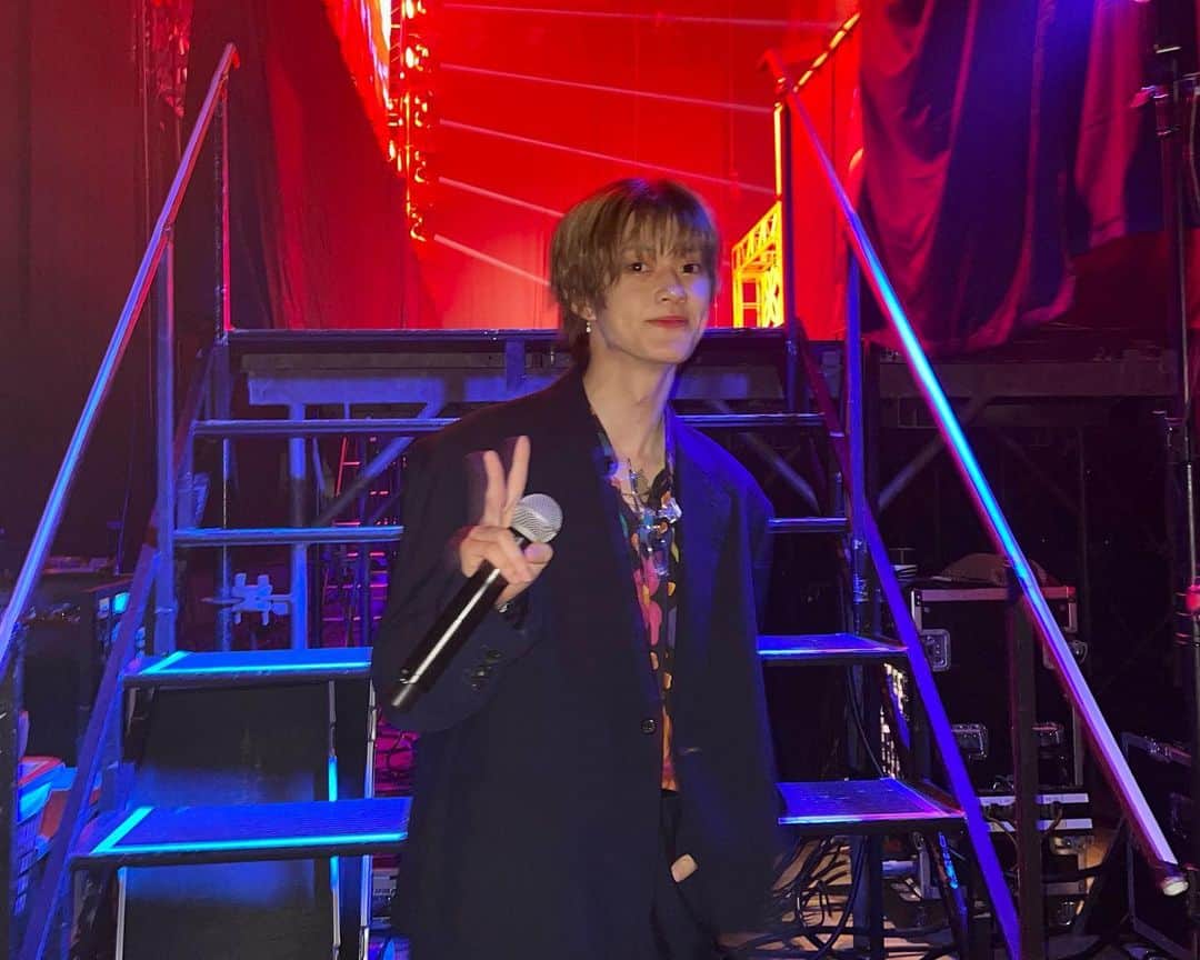 小川史記（FUMINORI）のインスタグラム：「👕🕺🏾✨🙇‍♂️☺️🤝  ビジュがよかったらしい。 踊るのも歌うのも大好きだ。  #BUDDiiS」