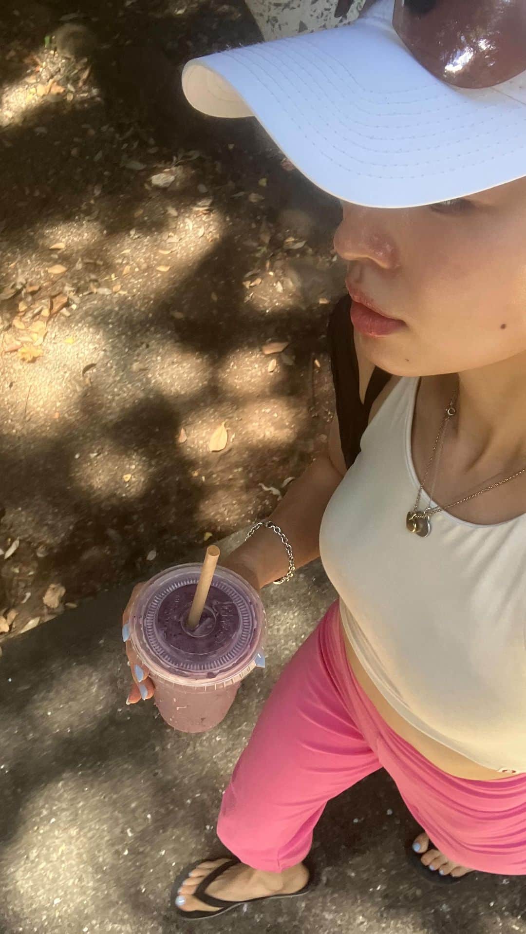 吉田麻衣子のインスタグラム：「💜🩷  👚　@budhi_mudra ❤️‍🔥　  🍹　@cosmosjuice_tomigaya  🕶️ @oakleyjapan  🧢  @hereiam.official」