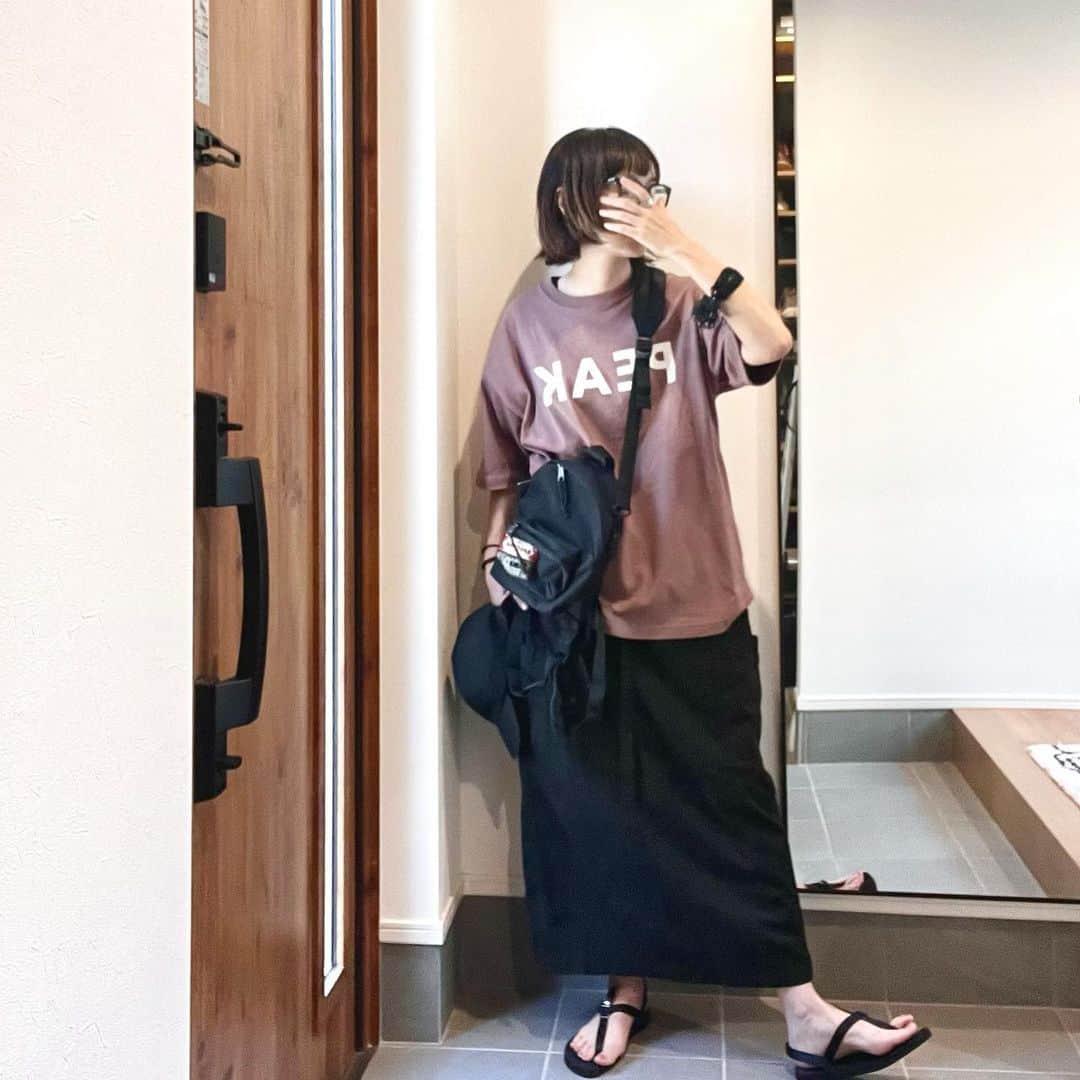 こはるのインスタグラム：「・ ・ @js_relume 別注 @snowpeak_official ロゴT。  PINK表記だけどパーポーのような くすみピンクのような おしるこ色😍←語彙力  前後のロゴもカッコよ。  #instafashion #fashion #me #着画 #js_relume #snowpeak #mm6maisonmargiela  #js_luxe #beautifulshoes  #楽天roomに載せてます  #今日のん #今日の服 ・」