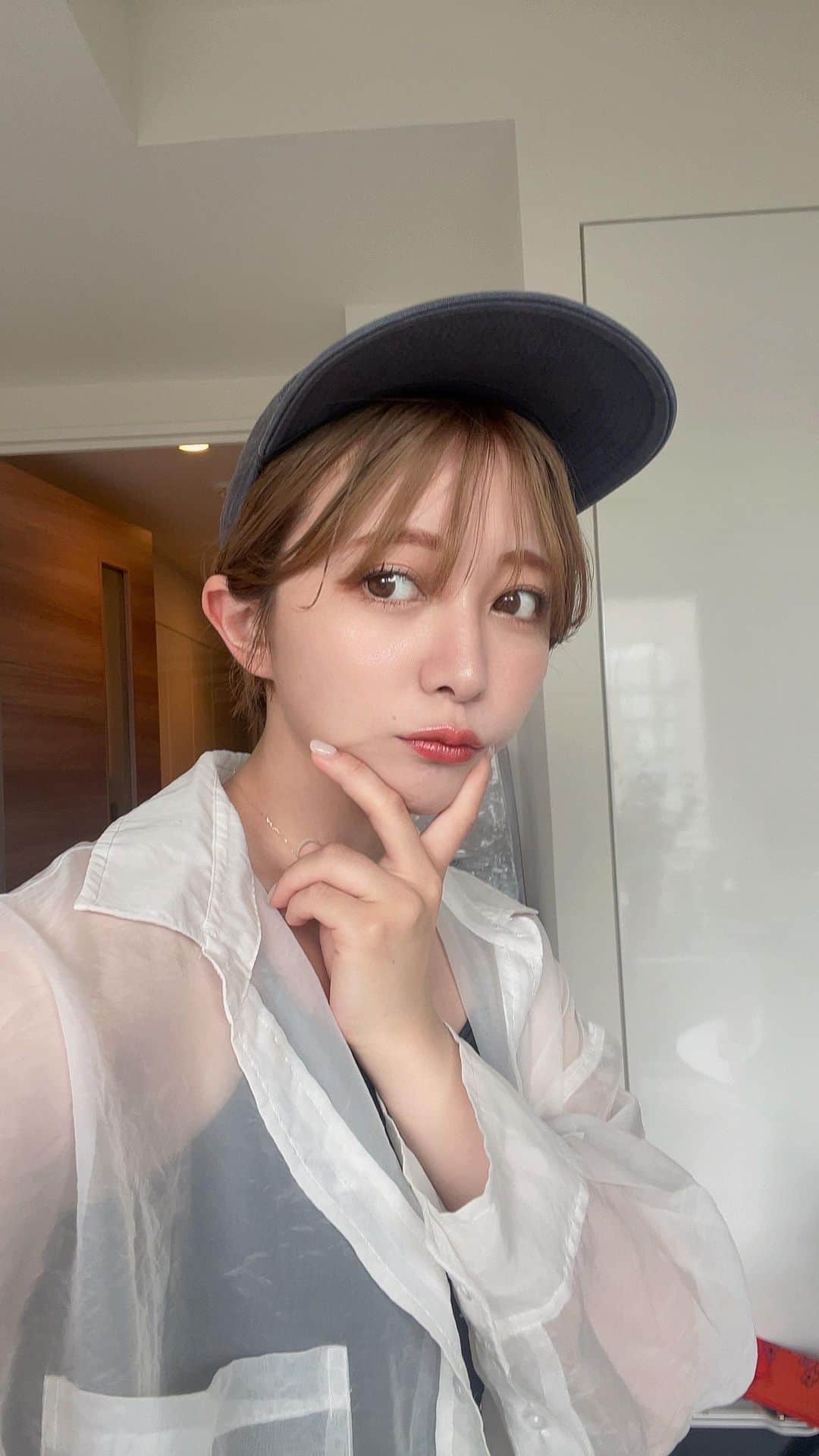 のインスタグラム：「マットリップの永遠の悩みって乾燥することやと思うんやけど、ついに！乾燥しない優秀なマットリップ！見つけた🥹🤎！！  OPERAのシアーマットリップスティック💄 リップの保湿感とかとろみ感はあるのに、見た目はめっちゃマットに仕上がるの🫨 これちょっと本当に感動するからぜひ試してみてほしい。。。。🫨  なんでマットなのに乾燥しないの？の答えは、粉を含んでないからだそう！😌 リップをマットな質感に見せる透けた層があるから、高保湿やけど粉を含んでなくてもマットに見せられるそう☺️☺️ 開発に6年以上かかってて、本気の大本命リップだよ🔥🔥  カラーは5色、リールの中で使ってる順番に 01 Brick Red 02 Mauve Pink 03 Camel 04 Brown 05 Fig 💄🤍 私的にキャメルとブラウンがお洒落顔になってめっちゃお気に入り！✨  OPERA大好きでリップもたくさん持ってるんやけど、強すぎない発色でどんな色でも可愛いし、独特なとろみ感というか保湿感がすごく好きで！ 今回もマットやけどその特徴が遺憾無く発揮されてて、脱帽🎩！本当に好き！！🥰  8/4発売だよ〜っ みんなもぜひ使ってみてね🤍  #OPERA #シアーマットリップ #リップ #マットリップ #オペラシアーマットリップスティック #透けマットリップ #ad #operacosmetics」