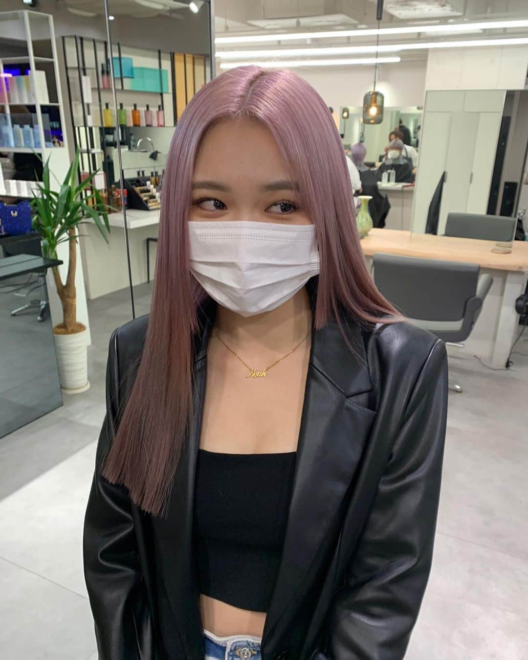 Beleza_official_instagramのインスタグラム：「くすみpink🎀  #ブリーチ2回 から♡  ＊選択クーポン＊ 【emi指名限定】と記載のメニューからお選びください  カット＋Wカラー＋内部補修トリートメント　¥20,000〜 カット＋ハイブリーチカラー＋内部補修トリートメント　¥26,400〜  ご予約はプロフィールに記載のURLホットペッパー又は、dmから 初回は髪の履歴や状態によりお時間が長くかかる可能性がありますのでハイブリーチメニューでのご予約がオススメです❕  ブリーチはだれを任せるかで仕上がりも、今後の髪の状態もとっても差がでる技術です ハイクオリティなヘア是非お任せください🎀  来店時にケアの方法もたっぷり お伝えします♡ ダメージレスでムラのない艶ハイトーン一緒に育てていきましょう🌙💫  #ヘアカラートレンド#リタッチブリーチ#ブリーチカラー#ブロンド#ハイトーン#ハイトーンカラー#ハイトーンピンク#ピンクカラー#ハイトーンミルクティー#グレージュカラー#ミルクティー#ミルクティーカラー#ピンクミルクティー#ミルクティーベージュ#ブロンドヘアー#ブロンドカラー#インナーカラー#ハイトーンボブ#ホワイトピンク#ピンクベージュ#ピンクブロンド#ホワイトベージュ#ホワイトカラー#ホワイトブロンド#抜きっぱなし#抜きっぱなしブロンド#emi_special」