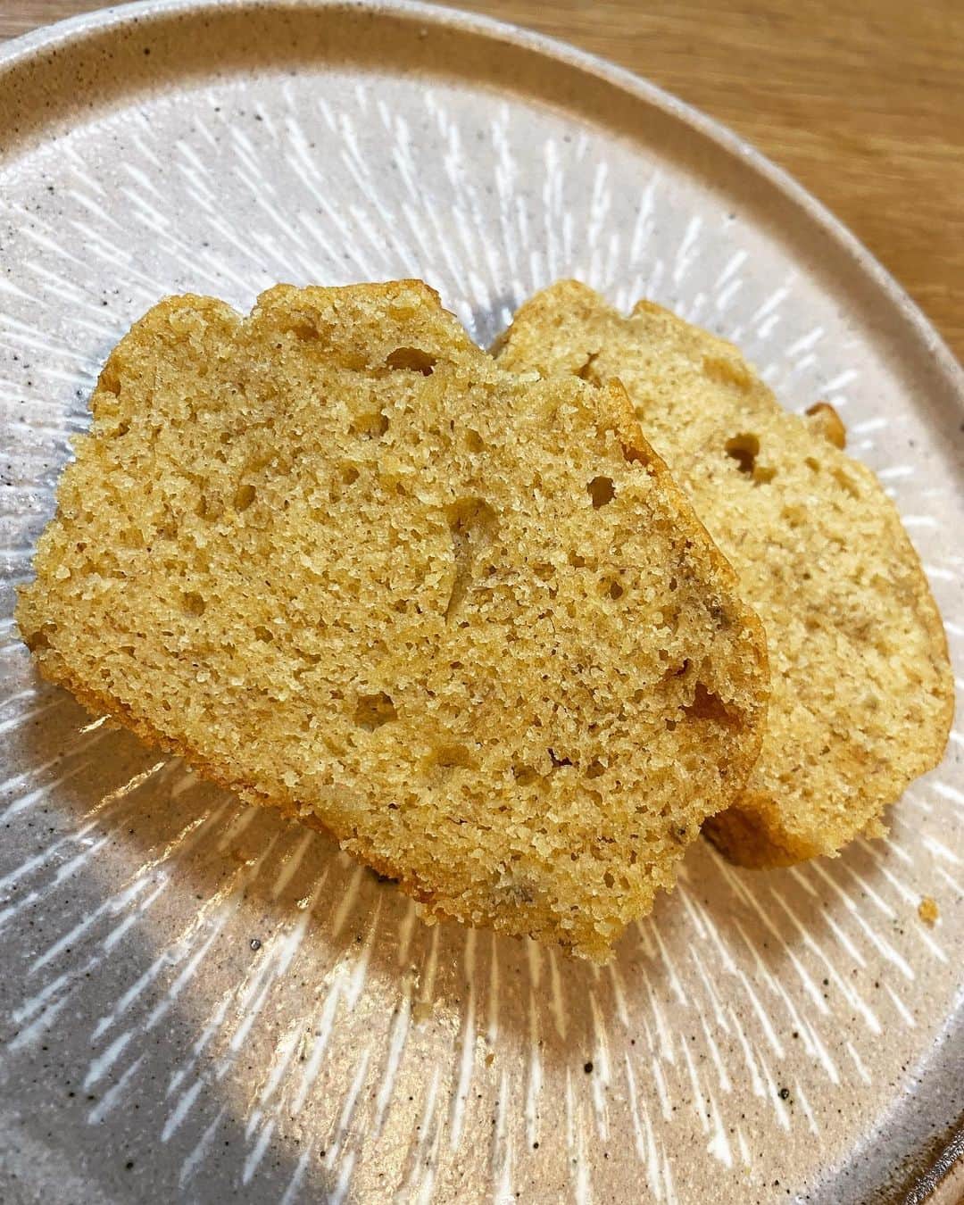 谷桃子さんのインスタグラム写真 - (谷桃子Instagram)「子供達のおやつに米粉のバナナケーキを作りました(*^^*)✨🌸  初めてにしては上出来♡♡  しっとりしててバナナもしっかり感じられて美味しかった☺️✨🎵  ご馳走様でした♡♡  #手作りおやつ #米粉のバナナケーキ #タニモモレシピ」8月3日 19時52分 - momoko5999
