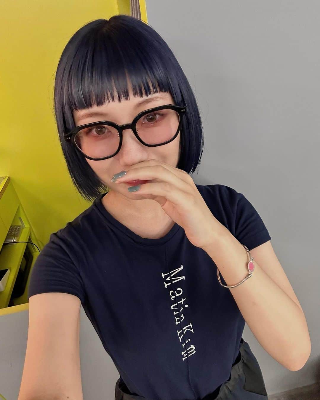 相羽瑠奈のインスタグラム：「🌚 color change  8月から心機一転、少しイメチェンして髪色ネイビーになりました ✶ 可愛すぎる、色落ちも楽しみだなぁ！  @nenen_shimo いつもケアもしっかりしながら絶妙な色味にしてくれてありがとうございます🤝 ギリギリまで悩んでたけど、大体いつもお任せでキマる🖌️ @kst_mogmog  きしちゃんも急だったのにありがとうございました🩵💦 いつもお話しすると明るい気持ちになれます〜🥰」