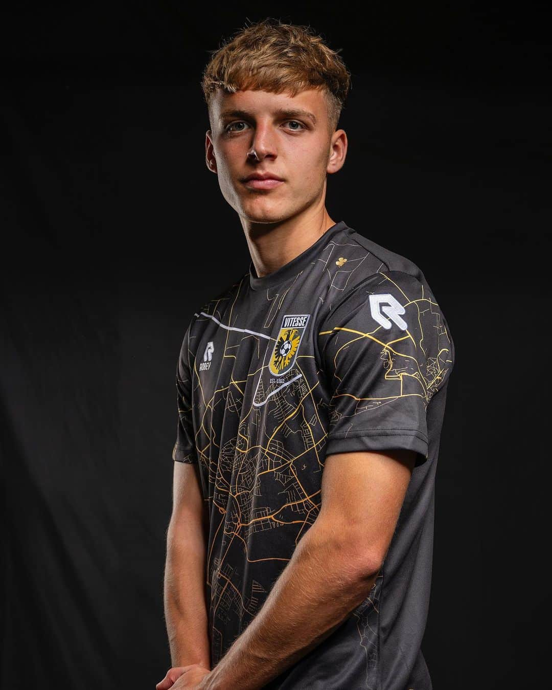 フィテッセさんのインスタグラム写真 - (フィテッセInstagram)「Ons nieuwe warming-up shirt met de roadmap van Arnhem! 💛🖤  #vitesse」8月3日 20時00分 - mijnvitesse