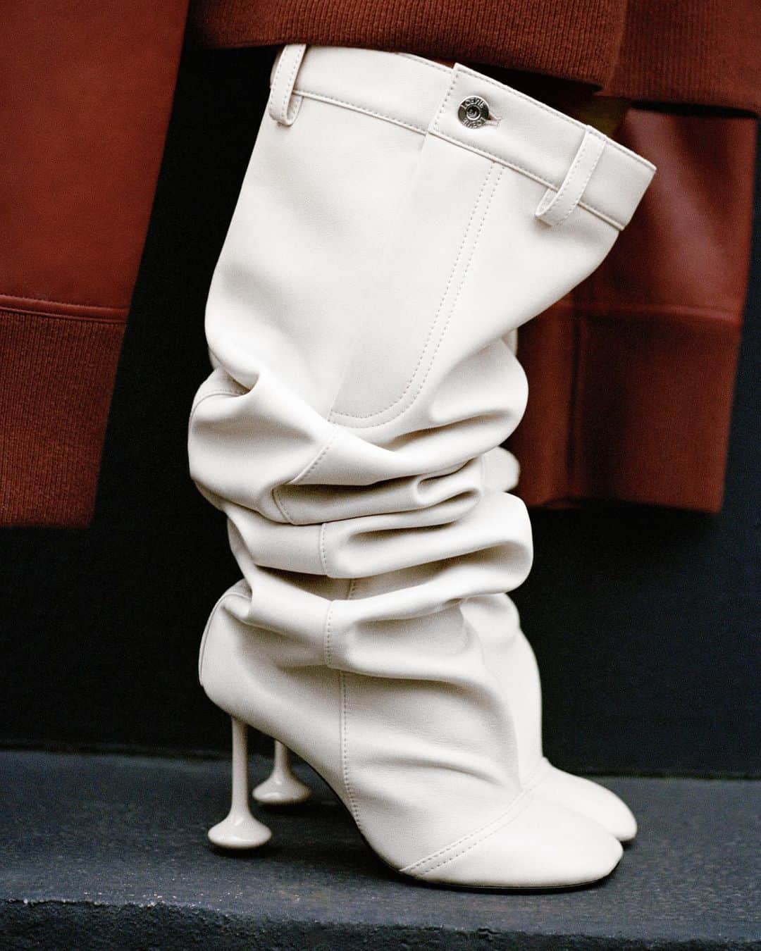 Loeweさんのインスタグラム写真 - (LoeweInstagram)「The Panta boot in supersoft leather with a petal toe and Toy heel.  loewe.com  #LOEWE #LOEWEshoes」8月3日 20時00分 - loewe
