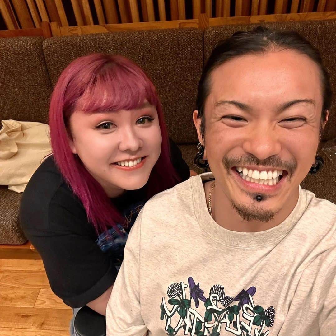 ぺえのインスタグラム：「人生って正直、そんなに面白いことない。  でも必ず自分を分かってくれる人がいる。 分かってくれる人に分かってもらえればいい。  自分を分かってくれる人を探していたら なんだか急に出会えた人が、けんたさん。 支えてくれてありがとう💐  自分を理解してくれる人に出会えるタイミングなんて、簡単にくるもんじゃない。  だから出会えた時、すごく価値を感じて嬉しい。  誰かに簡単に分かってもらえる人間なんて、つまらないわよ。 だから今、誰にも分かってもらえないあなたも大丈夫。  分かってもらえないその自分だけの気持ち、心、感情を大切にしてほしい。 誰かに理解してもらう為に、つまらない考えを選ばなくていいの！  大切な自分の心をすり減らすことはない。  どこかであたしを必要としてくれる人がいる。 そう信じて生きてみようと思います。」