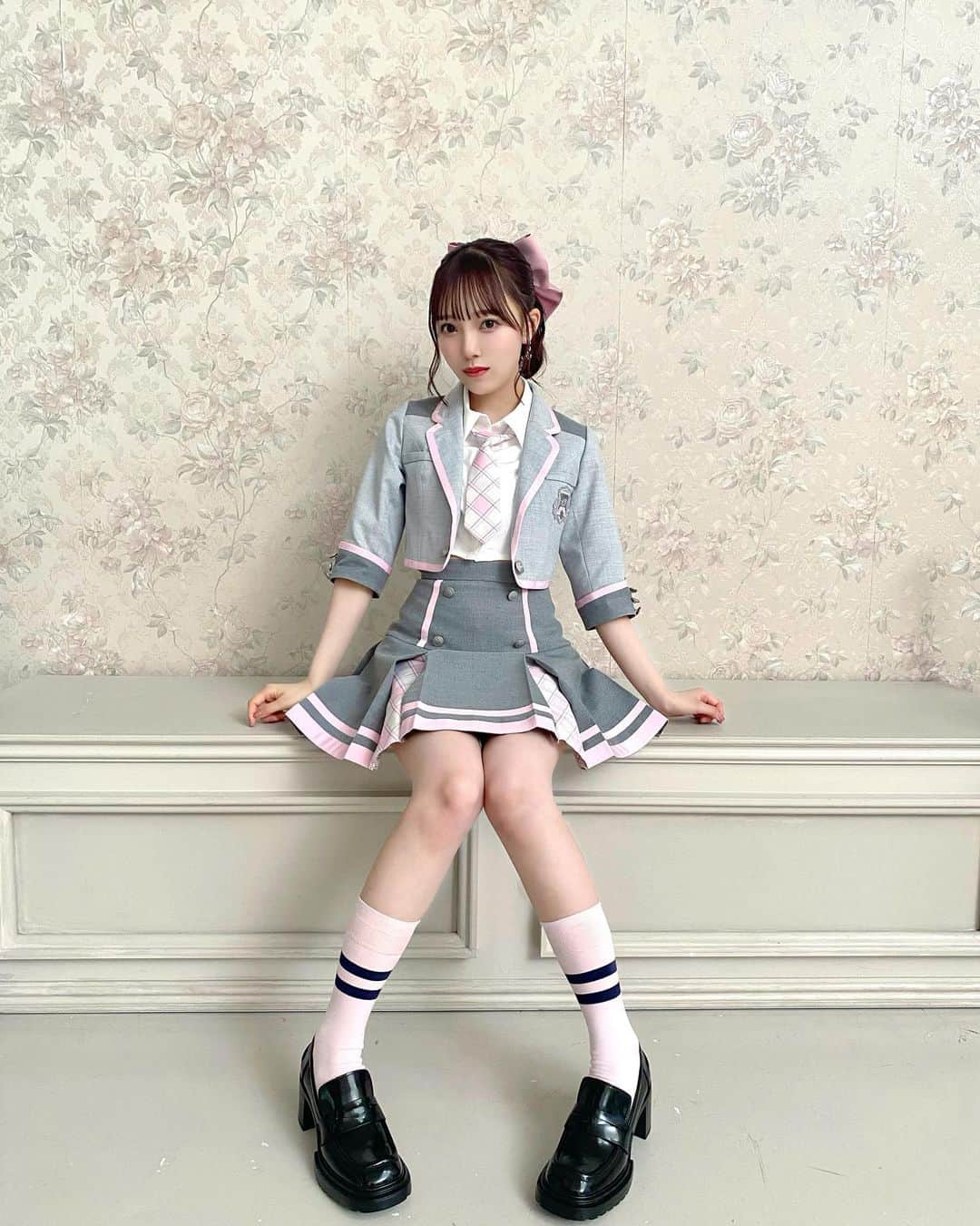 のインスタグラム：「≠ME 7th single “ 想わせぶりっこ ” ୨୧  みんなよりグレー多めの衣装に ピンクのBIGリボン可愛すぎました...  MVも公開されたのでぜひ見てね🐇」